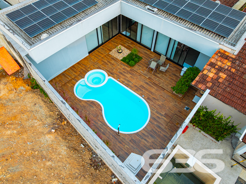 Descubra a essência do conforto e estilo nesta residência singular localizada no coração de Joinville, SC, no bairro Bucarein. Este imóvel combina espaço e design em um ambiente exclusivamente aconchegante.

A propriedade é composta por dois amplos dormitórios,  uma suíte e dois banheiros modernos, adornados com revestimentos elegantes. As áreas de estar e jantar são integradas, criando um ambiente fluído e acolhedor, perfeito para receber amigos e família. A cozinha, moderna e planejada, é um verdadeiro destaque, oferecendo espaço e funcionalidade para o preparo de refeições.

Externamente, o imóvel possui uma vasta área de lazer com piscina aquecida e uma área de festas com churrasqueira, ideal para momentos de lazer e descontração. A residência também conta com um escritório moderno, equipado para proporcionar um ambiente de trabalho tranquilo e produtivo em casa.

O terreno, com dimensões generosas e topografia plana, oferece quatro vagas de garagem descobertas e duas cobertas, além de um portão eletrônico que garante segurança e privacidade. Totalmente murado, este imóvel promete um refúgio seguro e reservado para sua família.

Localizado em uma rua pavimentada e com fácil acesso às principais vias da cidade, este imóvel está próximo a uma variedade de serviços e comércios, combinando conveniência e qualidade de vida. Além disso, o proprietário estuda propostas de troca por outros imóveis.

A 636 Negócios Imobiliários, com mais de 30 anos de experiência no mercado imobiliário, tem o prazer de apresentar esta oportunidade única. Convidamos você a descobrir o potencial completo deste imóvel visitando-nos ou acessando nossos canais digitais. Afinal, só se constrói uma grande empresa com grandes pessoas, e grandes pessoas merecem o melhor lar!

Para mais informações, visite nosso site ou entre em contato conosco. Estamos prontos para ajudá-lo a realizar o sonho do imóvel perfeito.

 636 NEGÓCIOS IMOBILIÁRIOS: A SUA MELHOR ESCOLHA
Com mais de 30 anos de experiência, a 636 Negócios Imobiliários é sua parceira ideal para encontrar o imóvel perfeito. Estamos prontos para ajudá-lo a fazer deste imóvel o seu novo lar.
 
Telefone: (47) 3451-0636
WhatsApp: (47) 99190-0636
 
Não perca esta oportunidade única. Visite nosso site para mais informações: i636.com.br
