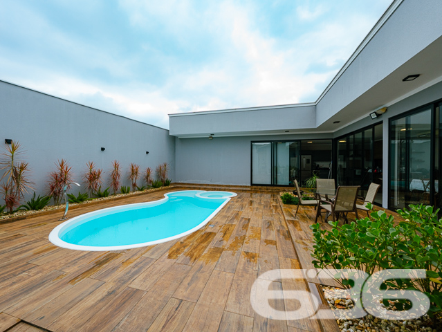 Descubra a essência do conforto e estilo nesta residência singular localizada no coração de Joinville, SC, no bairro Bucarein. Este imóvel combina espaço e design em um ambiente exclusivamente aconchegante.

A propriedade é composta por dois amplos dormitórios,  uma suíte e dois banheiros modernos, adornados com revestimentos elegantes. As áreas de estar e jantar são integradas, criando um ambiente fluído e acolhedor, perfeito para receber amigos e família. A cozinha, moderna e planejada, é um verdadeiro destaque, oferecendo espaço e funcionalidade para o preparo de refeições.

Externamente, o imóvel possui uma vasta área de lazer com piscina aquecida e uma área de festas com churrasqueira, ideal para momentos de lazer e descontração. A residência também conta com um escritório moderno, equipado para proporcionar um ambiente de trabalho tranquilo e produtivo em casa.

O terreno, com dimensões generosas e topografia plana, oferece quatro vagas de garagem descobertas e duas cobertas, além de um portão eletrônico que garante segurança e privacidade. Totalmente murado, este imóvel promete um refúgio seguro e reservado para sua família.

Localizado em uma rua pavimentada e com fácil acesso às principais vias da cidade, este imóvel está próximo a uma variedade de serviços e comércios, combinando conveniência e qualidade de vida. Além disso, o proprietário estuda propostas de troca por outros imóveis.

A 636 Negócios Imobiliários, com mais de 30 anos de experiência no mercado imobiliário, tem o prazer de apresentar esta oportunidade única. Convidamos você a descobrir o potencial completo deste imóvel visitando-nos ou acessando nossos canais digitais. Afinal, só se constrói uma grande empresa com grandes pessoas, e grandes pessoas merecem o melhor lar!

Para mais informações, visite nosso site ou entre em contato conosco. Estamos prontos para ajudá-lo a realizar o sonho do imóvel perfeito.

 636 NEGÓCIOS IMOBILIÁRIOS: A SUA MELHOR ESCOLHA
Com mais de 30 anos de experiência, a 636 Negócios Imobiliários é sua parceira ideal para encontrar o imóvel perfeito. Estamos prontos para ajudá-lo a fazer deste imóvel o seu novo lar.
 
Telefone: (47) 3451-0636
WhatsApp: (47) 99190-0636
 
Não perca esta oportunidade única. Visite nosso site para mais informações: i636.com.br