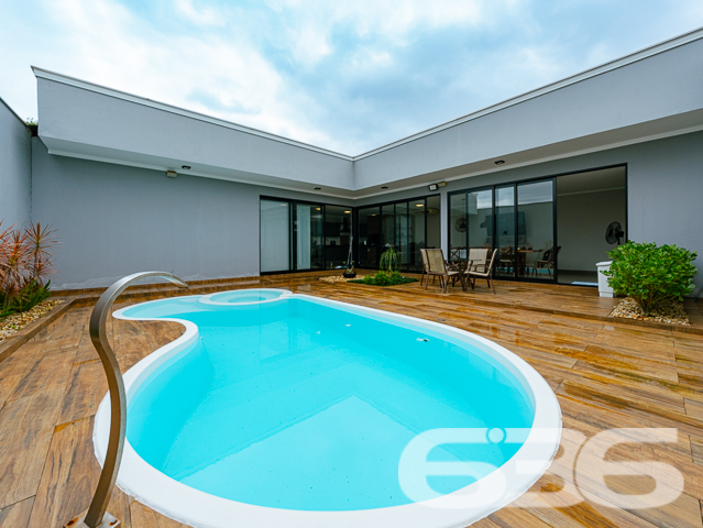 Descubra a essência do conforto e estilo nesta residência singular localizada no coração de Joinville, SC, no bairro Bucarein. Este imóvel combina espaço e design em um ambiente exclusivamente aconchegante.

A propriedade é composta por dois amplos dormitórios,  uma suíte e dois banheiros modernos, adornados com revestimentos elegantes. As áreas de estar e jantar são integradas, criando um ambiente fluído e acolhedor, perfeito para receber amigos e família. A cozinha, moderna e planejada, é um verdadeiro destaque, oferecendo espaço e funcionalidade para o preparo de refeições.

Externamente, o imóvel possui uma vasta área de lazer com piscina aquecida e uma área de festas com churrasqueira, ideal para momentos de lazer e descontração. A residência também conta com um escritório moderno, equipado para proporcionar um ambiente de trabalho tranquilo e produtivo em casa.

O terreno, com dimensões generosas e topografia plana, oferece quatro vagas de garagem descobertas e duas cobertas, além de um portão eletrônico que garante segurança e privacidade. Totalmente murado, este imóvel promete um refúgio seguro e reservado para sua família.

Localizado em uma rua pavimentada e com fácil acesso às principais vias da cidade, este imóvel está próximo a uma variedade de serviços e comércios, combinando conveniência e qualidade de vida. Além disso, o proprietário estuda propostas de troca por outros imóveis.

A 636 Negócios Imobiliários, com mais de 30 anos de experiência no mercado imobiliário, tem o prazer de apresentar esta oportunidade única. Convidamos você a descobrir o potencial completo deste imóvel visitando-nos ou acessando nossos canais digitais. Afinal, só se constrói uma grande empresa com grandes pessoas, e grandes pessoas merecem o melhor lar!

Para mais informações, visite nosso site ou entre em contato conosco. Estamos prontos para ajudá-lo a realizar o sonho do imóvel perfeito.

 636 NEGÓCIOS IMOBILIÁRIOS: A SUA MELHOR ESCOLHA
Com mais de 30 anos de experiência, a 636 Negócios Imobiliários é sua parceira ideal para encontrar o imóvel perfeito. Estamos prontos para ajudá-lo a fazer deste imóvel o seu novo lar.
 
Telefone: (47) 3451-0636
WhatsApp: (47) 99190-0636
 
Não perca esta oportunidade única. Visite nosso site para mais informações: i636.com.br