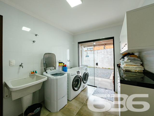 Descubra a essência do conforto e estilo nesta residência singular localizada no coração de Joinville, SC, no bairro Bucarein. Este imóvel combina espaço e design em um ambiente exclusivamente aconchegante.

A propriedade é composta por dois amplos dormitórios,  uma suíte e dois banheiros modernos, adornados com revestimentos elegantes. As áreas de estar e jantar são integradas, criando um ambiente fluído e acolhedor, perfeito para receber amigos e família. A cozinha, moderna e planejada, é um verdadeiro destaque, oferecendo espaço e funcionalidade para o preparo de refeições.

Externamente, o imóvel possui uma vasta área de lazer com piscina aquecida e uma área de festas com churrasqueira, ideal para momentos de lazer e descontração. A residência também conta com um escritório moderno, equipado para proporcionar um ambiente de trabalho tranquilo e produtivo em casa.

O terreno, com dimensões generosas e topografia plana, oferece quatro vagas de garagem descobertas e duas cobertas, além de um portão eletrônico que garante segurança e privacidade. Totalmente murado, este imóvel promete um refúgio seguro e reservado para sua família.

Localizado em uma rua pavimentada e com fácil acesso às principais vias da cidade, este imóvel está próximo a uma variedade de serviços e comércios, combinando conveniência e qualidade de vida. Além disso, o proprietário estuda propostas de troca por outros imóveis.

A 636 Negócios Imobiliários, com mais de 30 anos de experiência no mercado imobiliário, tem o prazer de apresentar esta oportunidade única. Convidamos você a descobrir o potencial completo deste imóvel visitando-nos ou acessando nossos canais digitais. Afinal, só se constrói uma grande empresa com grandes pessoas, e grandes pessoas merecem o melhor lar!

Para mais informações, visite nosso site ou entre em contato conosco. Estamos prontos para ajudá-lo a realizar o sonho do imóvel perfeito.

 636 NEGÓCIOS IMOBILIÁRIOS: A SUA MELHOR ESCOLHA
Com mais de 30 anos de experiência, a 636 Negócios Imobiliários é sua parceira ideal para encontrar o imóvel perfeito. Estamos prontos para ajudá-lo a fazer deste imóvel o seu novo lar.
 
Telefone: (47) 3451-0636
WhatsApp: (47) 99190-0636
 
Não perca esta oportunidade única. Visite nosso site para mais informações: i636.com.br