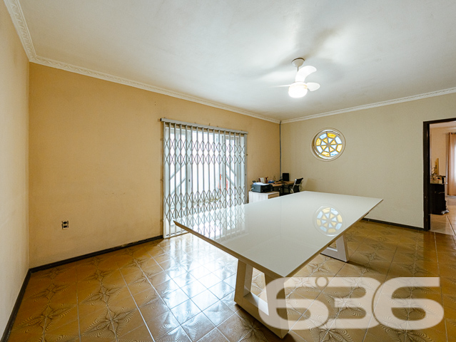 Descubra a essência do conforto e estilo nesta residência singular localizada no coração de Joinville, SC, no bairro Bucarein. Este imóvel combina espaço e design em um ambiente exclusivamente aconchegante.

A propriedade é composta por dois amplos dormitórios,  uma suíte e dois banheiros modernos, adornados com revestimentos elegantes. As áreas de estar e jantar são integradas, criando um ambiente fluído e acolhedor, perfeito para receber amigos e família. A cozinha, moderna e planejada, é um verdadeiro destaque, oferecendo espaço e funcionalidade para o preparo de refeições.

Externamente, o imóvel possui uma vasta área de lazer com piscina aquecida e uma área de festas com churrasqueira, ideal para momentos de lazer e descontração. A residência também conta com um escritório moderno, equipado para proporcionar um ambiente de trabalho tranquilo e produtivo em casa.

O terreno, com dimensões generosas e topografia plana, oferece quatro vagas de garagem descobertas e duas cobertas, além de um portão eletrônico que garante segurança e privacidade. Totalmente murado, este imóvel promete um refúgio seguro e reservado para sua família.

Localizado em uma rua pavimentada e com fácil acesso às principais vias da cidade, este imóvel está próximo a uma variedade de serviços e comércios, combinando conveniência e qualidade de vida. Além disso, o proprietário estuda propostas de troca por outros imóveis.

A 636 Negócios Imobiliários, com mais de 30 anos de experiência no mercado imobiliário, tem o prazer de apresentar esta oportunidade única. Convidamos você a descobrir o potencial completo deste imóvel visitando-nos ou acessando nossos canais digitais. Afinal, só se constrói uma grande empresa com grandes pessoas, e grandes pessoas merecem o melhor lar!

Para mais informações, visite nosso site ou entre em contato conosco. Estamos prontos para ajudá-lo a realizar o sonho do imóvel perfeito.

 636 NEGÓCIOS IMOBILIÁRIOS: A SUA MELHOR ESCOLHA
Com mais de 30 anos de experiência, a 636 Negócios Imobiliários é sua parceira ideal para encontrar o imóvel perfeito. Estamos prontos para ajudá-lo a fazer deste imóvel o seu novo lar.
 
Telefone: (47) 3451-0636
WhatsApp: (47) 99190-0636
 
Não perca esta oportunidade única. Visite nosso site para mais informações: i636.com.br