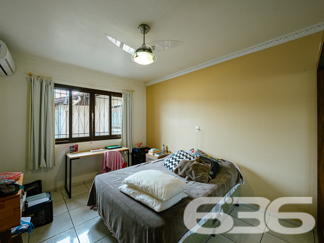 Descubra a essência do conforto e estilo nesta residência singular localizada no coração de Joinville, SC, no bairro Bucarein. Este imóvel combina espaço e design em um ambiente exclusivamente aconchegante.

A propriedade é composta por dois amplos dormitórios,  uma suíte e dois banheiros modernos, adornados com revestimentos elegantes. As áreas de estar e jantar são integradas, criando um ambiente fluído e acolhedor, perfeito para receber amigos e família. A cozinha, moderna e planejada, é um verdadeiro destaque, oferecendo espaço e funcionalidade para o preparo de refeições.

Externamente, o imóvel possui uma vasta área de lazer com piscina aquecida e uma área de festas com churrasqueira, ideal para momentos de lazer e descontração. A residência também conta com um escritório moderno, equipado para proporcionar um ambiente de trabalho tranquilo e produtivo em casa.

O terreno, com dimensões generosas e topografia plana, oferece quatro vagas de garagem descobertas e duas cobertas, além de um portão eletrônico que garante segurança e privacidade. Totalmente murado, este imóvel promete um refúgio seguro e reservado para sua família.

Localizado em uma rua pavimentada e com fácil acesso às principais vias da cidade, este imóvel está próximo a uma variedade de serviços e comércios, combinando conveniência e qualidade de vida. Além disso, o proprietário estuda propostas de troca por outros imóveis.

A 636 Negócios Imobiliários, com mais de 30 anos de experiência no mercado imobiliário, tem o prazer de apresentar esta oportunidade única. Convidamos você a descobrir o potencial completo deste imóvel visitando-nos ou acessando nossos canais digitais. Afinal, só se constrói uma grande empresa com grandes pessoas, e grandes pessoas merecem o melhor lar!

Para mais informações, visite nosso site ou entre em contato conosco. Estamos prontos para ajudá-lo a realizar o sonho do imóvel perfeito.

 636 NEGÓCIOS IMOBILIÁRIOS: A SUA MELHOR ESCOLHA
Com mais de 30 anos de experiência, a 636 Negócios Imobiliários é sua parceira ideal para encontrar o imóvel perfeito. Estamos prontos para ajudá-lo a fazer deste imóvel o seu novo lar.
 
Telefone: (47) 3451-0636
WhatsApp: (47) 99190-0636
 
Não perca esta oportunidade única. Visite nosso site para mais informações: i636.com.br