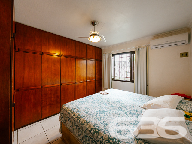 Descubra a essência do conforto e estilo nesta residência singular localizada no coração de Joinville, SC, no bairro Bucarein. Este imóvel combina espaço e design em um ambiente exclusivamente aconchegante.

A propriedade é composta por dois amplos dormitórios,  uma suíte e dois banheiros modernos, adornados com revestimentos elegantes. As áreas de estar e jantar são integradas, criando um ambiente fluído e acolhedor, perfeito para receber amigos e família. A cozinha, moderna e planejada, é um verdadeiro destaque, oferecendo espaço e funcionalidade para o preparo de refeições.

Externamente, o imóvel possui uma vasta área de lazer com piscina aquecida e uma área de festas com churrasqueira, ideal para momentos de lazer e descontração. A residência também conta com um escritório moderno, equipado para proporcionar um ambiente de trabalho tranquilo e produtivo em casa.

O terreno, com dimensões generosas e topografia plana, oferece quatro vagas de garagem descobertas e duas cobertas, além de um portão eletrônico que garante segurança e privacidade. Totalmente murado, este imóvel promete um refúgio seguro e reservado para sua família.

Localizado em uma rua pavimentada e com fácil acesso às principais vias da cidade, este imóvel está próximo a uma variedade de serviços e comércios, combinando conveniência e qualidade de vida. Além disso, o proprietário estuda propostas de troca por outros imóveis.

A 636 Negócios Imobiliários, com mais de 30 anos de experiência no mercado imobiliário, tem o prazer de apresentar esta oportunidade única. Convidamos você a descobrir o potencial completo deste imóvel visitando-nos ou acessando nossos canais digitais. Afinal, só se constrói uma grande empresa com grandes pessoas, e grandes pessoas merecem o melhor lar!

Para mais informações, visite nosso site ou entre em contato conosco. Estamos prontos para ajudá-lo a realizar o sonho do imóvel perfeito.

 636 NEGÓCIOS IMOBILIÁRIOS: A SUA MELHOR ESCOLHA
Com mais de 30 anos de experiência, a 636 Negócios Imobiliários é sua parceira ideal para encontrar o imóvel perfeito. Estamos prontos para ajudá-lo a fazer deste imóvel o seu novo lar.
 
Telefone: (47) 3451-0636
WhatsApp: (47) 99190-0636
 
Não perca esta oportunidade única. Visite nosso site para mais informações: i636.com.br