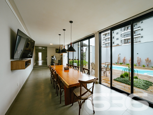 Descubra a essência do conforto e estilo nesta residência singular localizada no coração de Joinville, SC, no bairro Bucarein. Este imóvel combina espaço e design em um ambiente exclusivamente aconchegante.

A propriedade é composta por dois amplos dormitórios,  uma suíte e dois banheiros modernos, adornados com revestimentos elegantes. As áreas de estar e jantar são integradas, criando um ambiente fluído e acolhedor, perfeito para receber amigos e família. A cozinha, moderna e planejada, é um verdadeiro destaque, oferecendo espaço e funcionalidade para o preparo de refeições.

Externamente, o imóvel possui uma vasta área de lazer com piscina aquecida e uma área de festas com churrasqueira, ideal para momentos de lazer e descontração. A residência também conta com um escritório moderno, equipado para proporcionar um ambiente de trabalho tranquilo e produtivo em casa.

O terreno, com dimensões generosas e topografia plana, oferece quatro vagas de garagem descobertas e duas cobertas, além de um portão eletrônico que garante segurança e privacidade. Totalmente murado, este imóvel promete um refúgio seguro e reservado para sua família.

Localizado em uma rua pavimentada e com fácil acesso às principais vias da cidade, este imóvel está próximo a uma variedade de serviços e comércios, combinando conveniência e qualidade de vida. Além disso, o proprietário estuda propostas de troca por outros imóveis.

A 636 Negócios Imobiliários, com mais de 30 anos de experiência no mercado imobiliário, tem o prazer de apresentar esta oportunidade única. Convidamos você a descobrir o potencial completo deste imóvel visitando-nos ou acessando nossos canais digitais. Afinal, só se constrói uma grande empresa com grandes pessoas, e grandes pessoas merecem o melhor lar!

Para mais informações, visite nosso site ou entre em contato conosco. Estamos prontos para ajudá-lo a realizar o sonho do imóvel perfeito.

 636 NEGÓCIOS IMOBILIÁRIOS: A SUA MELHOR ESCOLHA
Com mais de 30 anos de experiência, a 636 Negócios Imobiliários é sua parceira ideal para encontrar o imóvel perfeito. Estamos prontos para ajudá-lo a fazer deste imóvel o seu novo lar.
 
Telefone: (47) 3451-0636
WhatsApp: (47) 99190-0636
 
Não perca esta oportunidade única. Visite nosso site para mais informações: i636.com.br