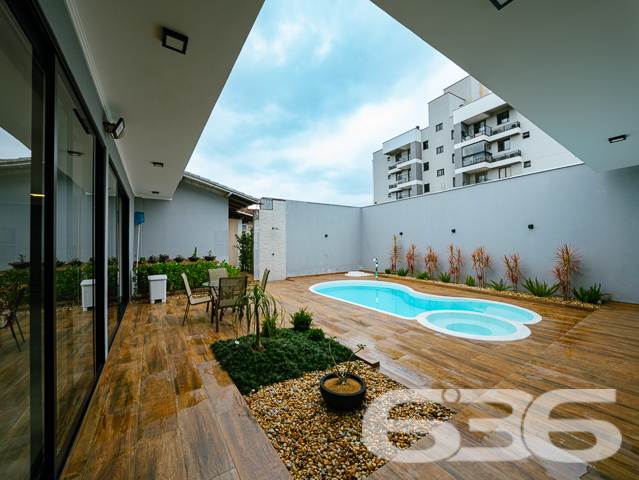 Descubra a essência do conforto e estilo nesta residência singular localizada no coração de Joinville, SC, no bairro Bucarein. Este imóvel combina espaço e design em um ambiente exclusivamente aconchegante.

A propriedade é composta por dois amplos dormitórios,  uma suíte e dois banheiros modernos, adornados com revestimentos elegantes. As áreas de estar e jantar são integradas, criando um ambiente fluído e acolhedor, perfeito para receber amigos e família. A cozinha, moderna e planejada, é um verdadeiro destaque, oferecendo espaço e funcionalidade para o preparo de refeições.

Externamente, o imóvel possui uma vasta área de lazer com piscina aquecida e uma área de festas com churrasqueira, ideal para momentos de lazer e descontração. A residência também conta com um escritório moderno, equipado para proporcionar um ambiente de trabalho tranquilo e produtivo em casa.

O terreno, com dimensões generosas e topografia plana, oferece quatro vagas de garagem descobertas e duas cobertas, além de um portão eletrônico que garante segurança e privacidade. Totalmente murado, este imóvel promete um refúgio seguro e reservado para sua família.

Localizado em uma rua pavimentada e com fácil acesso às principais vias da cidade, este imóvel está próximo a uma variedade de serviços e comércios, combinando conveniência e qualidade de vida. Além disso, o proprietário estuda propostas de troca por outros imóveis.

A 636 Negócios Imobiliários, com mais de 30 anos de experiência no mercado imobiliário, tem o prazer de apresentar esta oportunidade única. Convidamos você a descobrir o potencial completo deste imóvel visitando-nos ou acessando nossos canais digitais. Afinal, só se constrói uma grande empresa com grandes pessoas, e grandes pessoas merecem o melhor lar!

Para mais informações, visite nosso site ou entre em contato conosco. Estamos prontos para ajudá-lo a realizar o sonho do imóvel perfeito.

 636 NEGÓCIOS IMOBILIÁRIOS: A SUA MELHOR ESCOLHA
Com mais de 30 anos de experiência, a 636 Negócios Imobiliários é sua parceira ideal para encontrar o imóvel perfeito. Estamos prontos para ajudá-lo a fazer deste imóvel o seu novo lar.
 
Telefone: (47) 3451-0636
WhatsApp: (47) 99190-0636
 
Não perca esta oportunidade única. Visite nosso site para mais informações: i636.com.br