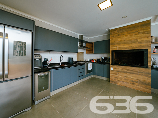 Descubra a essência do conforto e estilo nesta residência singular localizada no coração de Joinville, SC, no bairro Bucarein. Este imóvel combina espaço e design em um ambiente exclusivamente aconchegante.

A propriedade é composta por dois amplos dormitórios,  uma suíte e dois banheiros modernos, adornados com revestimentos elegantes. As áreas de estar e jantar são integradas, criando um ambiente fluído e acolhedor, perfeito para receber amigos e família. A cozinha, moderna e planejada, é um verdadeiro destaque, oferecendo espaço e funcionalidade para o preparo de refeições.

Externamente, o imóvel possui uma vasta área de lazer com piscina aquecida e uma área de festas com churrasqueira, ideal para momentos de lazer e descontração. A residência também conta com um escritório moderno, equipado para proporcionar um ambiente de trabalho tranquilo e produtivo em casa.

O terreno, com dimensões generosas e topografia plana, oferece quatro vagas de garagem descobertas e duas cobertas, além de um portão eletrônico que garante segurança e privacidade. Totalmente murado, este imóvel promete um refúgio seguro e reservado para sua família.

Localizado em uma rua pavimentada e com fácil acesso às principais vias da cidade, este imóvel está próximo a uma variedade de serviços e comércios, combinando conveniência e qualidade de vida. Além disso, o proprietário estuda propostas de troca por outros imóveis.

A 636 Negócios Imobiliários, com mais de 30 anos de experiência no mercado imobiliário, tem o prazer de apresentar esta oportunidade única. Convidamos você a descobrir o potencial completo deste imóvel visitando-nos ou acessando nossos canais digitais. Afinal, só se constrói uma grande empresa com grandes pessoas, e grandes pessoas merecem o melhor lar!

Para mais informações, visite nosso site ou entre em contato conosco. Estamos prontos para ajudá-lo a realizar o sonho do imóvel perfeito.

 636 NEGÓCIOS IMOBILIÁRIOS: A SUA MELHOR ESCOLHA
Com mais de 30 anos de experiência, a 636 Negócios Imobiliários é sua parceira ideal para encontrar o imóvel perfeito. Estamos prontos para ajudá-lo a fazer deste imóvel o seu novo lar.
 
Telefone: (47) 3451-0636
WhatsApp: (47) 99190-0636
 
Não perca esta oportunidade única. Visite nosso site para mais informações: i636.com.br