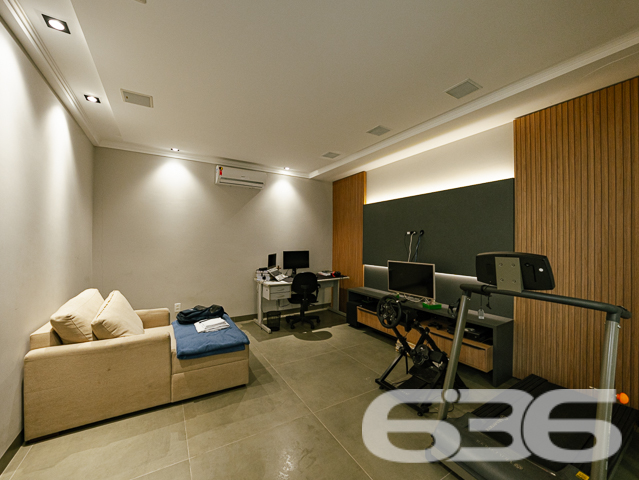 Descubra a essência do conforto e estilo nesta residência singular localizada no coração de Joinville, SC, no bairro Bucarein. Este imóvel combina espaço e design em um ambiente exclusivamente aconchegante.

A propriedade é composta por dois amplos dormitórios,  uma suíte e dois banheiros modernos, adornados com revestimentos elegantes. As áreas de estar e jantar são integradas, criando um ambiente fluído e acolhedor, perfeito para receber amigos e família. A cozinha, moderna e planejada, é um verdadeiro destaque, oferecendo espaço e funcionalidade para o preparo de refeições.

Externamente, o imóvel possui uma vasta área de lazer com piscina aquecida e uma área de festas com churrasqueira, ideal para momentos de lazer e descontração. A residência também conta com um escritório moderno, equipado para proporcionar um ambiente de trabalho tranquilo e produtivo em casa.

O terreno, com dimensões generosas e topografia plana, oferece quatro vagas de garagem descobertas e duas cobertas, além de um portão eletrônico que garante segurança e privacidade. Totalmente murado, este imóvel promete um refúgio seguro e reservado para sua família.

Localizado em uma rua pavimentada e com fácil acesso às principais vias da cidade, este imóvel está próximo a uma variedade de serviços e comércios, combinando conveniência e qualidade de vida. Além disso, o proprietário estuda propostas de troca por outros imóveis.

A 636 Negócios Imobiliários, com mais de 30 anos de experiência no mercado imobiliário, tem o prazer de apresentar esta oportunidade única. Convidamos você a descobrir o potencial completo deste imóvel visitando-nos ou acessando nossos canais digitais. Afinal, só se constrói uma grande empresa com grandes pessoas, e grandes pessoas merecem o melhor lar!

Para mais informações, visite nosso site ou entre em contato conosco. Estamos prontos para ajudá-lo a realizar o sonho do imóvel perfeito.

 636 NEGÓCIOS IMOBILIÁRIOS: A SUA MELHOR ESCOLHA
Com mais de 30 anos de experiência, a 636 Negócios Imobiliários é sua parceira ideal para encontrar o imóvel perfeito. Estamos prontos para ajudá-lo a fazer deste imóvel o seu novo lar.
 
Telefone: (47) 3451-0636
WhatsApp: (47) 99190-0636
 
Não perca esta oportunidade única. Visite nosso site para mais informações: i636.com.br