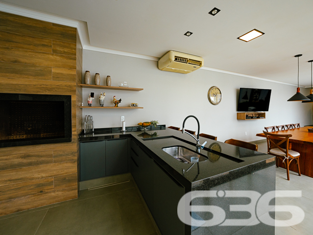 Descubra a essência do conforto e estilo nesta residência singular localizada no coração de Joinville, SC, no bairro Bucarein. Este imóvel combina espaço e design em um ambiente exclusivamente aconchegante.

A propriedade é composta por dois amplos dormitórios,  uma suíte e dois banheiros modernos, adornados com revestimentos elegantes. As áreas de estar e jantar são integradas, criando um ambiente fluído e acolhedor, perfeito para receber amigos e família. A cozinha, moderna e planejada, é um verdadeiro destaque, oferecendo espaço e funcionalidade para o preparo de refeições.

Externamente, o imóvel possui uma vasta área de lazer com piscina aquecida e uma área de festas com churrasqueira, ideal para momentos de lazer e descontração. A residência também conta com um escritório moderno, equipado para proporcionar um ambiente de trabalho tranquilo e produtivo em casa.

O terreno, com dimensões generosas e topografia plana, oferece quatro vagas de garagem descobertas e duas cobertas, além de um portão eletrônico que garante segurança e privacidade. Totalmente murado, este imóvel promete um refúgio seguro e reservado para sua família.

Localizado em uma rua pavimentada e com fácil acesso às principais vias da cidade, este imóvel está próximo a uma variedade de serviços e comércios, combinando conveniência e qualidade de vida. Além disso, o proprietário estuda propostas de troca por outros imóveis.

A 636 Negócios Imobiliários, com mais de 30 anos de experiência no mercado imobiliário, tem o prazer de apresentar esta oportunidade única. Convidamos você a descobrir o potencial completo deste imóvel visitando-nos ou acessando nossos canais digitais. Afinal, só se constrói uma grande empresa com grandes pessoas, e grandes pessoas merecem o melhor lar!

Para mais informações, visite nosso site ou entre em contato conosco. Estamos prontos para ajudá-lo a realizar o sonho do imóvel perfeito.

 636 NEGÓCIOS IMOBILIÁRIOS: A SUA MELHOR ESCOLHA
Com mais de 30 anos de experiência, a 636 Negócios Imobiliários é sua parceira ideal para encontrar o imóvel perfeito. Estamos prontos para ajudá-lo a fazer deste imóvel o seu novo lar.
 
Telefone: (47) 3451-0636
WhatsApp: (47) 99190-0636
 
Não perca esta oportunidade única. Visite nosso site para mais informações: i636.com.br