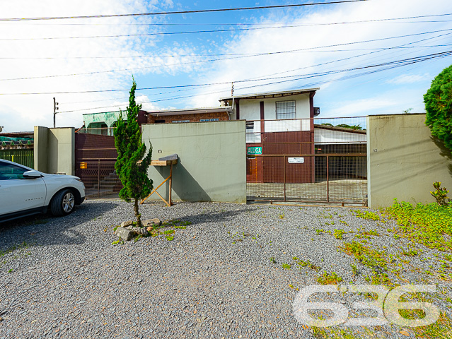 IMÓVEL COM 3 QUARTOS NO BAIRRO BUCAREIN

Apresentamos um lindo imóvel com 174m² de área construída no bairro Bucarein, em Joinville. Essa localização privilegiada proporciona fácil acesso a todas as comodidades necessárias para o seu dia a dia, como supermercados, shoppings, hospitais, farmácias, escolas, faculdades, lojas e serviços diversos. Além disso, o imóvel oferece uma vista incrível para o Rio, criando um ambiente ainda mais acolhedor e tranquilo.

A casa é composta por 3 quartos confortáveis, incluindo uma suíte, 2 sacadas, 2 banheiros, sala de estar, sala de jantar, cozinha, sala de jogos, despensa, área de serviço e garagem coberta para 2 carros, além de 2 vagas descobertas.

Uma área de festas com churrasqueira está disponível, proporcionando o ambiente perfeito para receber convidados e desfrutar de momentos agradáveis e divertidos.

O imóvel está totalmente murado e conta com cerca elétrica, portão eletrônico e grades, garantindo maior segurança.

Se interessou por essa oportunidade? Entre em contato com um de nossos corretores agora mesmo e agende a sua visita! Não deixe de aproveitar essa grande chance.

Para mais informações:
Telefone: (47) 3451-0636
WhatsApp: (47) 99190-0636

Imobiliária 636