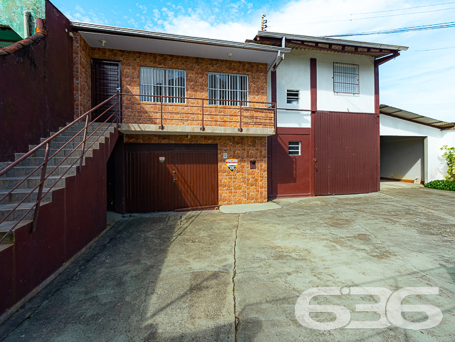 IMÓVEL COM 3 QUARTOS NO BAIRRO BUCAREIN

Apresentamos um lindo imóvel com 174m² de área construída no bairro Bucarein, em Joinville. Essa localização privilegiada proporciona fácil acesso a todas as comodidades necessárias para o seu dia a dia, como supermercados, shoppings, hospitais, farmácias, escolas, faculdades, lojas e serviços diversos. Além disso, o imóvel oferece uma vista incrível para o Rio, criando um ambiente ainda mais acolhedor e tranquilo.

A casa é composta por 3 quartos confortáveis, incluindo uma suíte, 2 sacadas, 2 banheiros, sala de estar, sala de jantar, cozinha, sala de jogos, despensa, área de serviço e garagem coberta para 2 carros, além de 2 vagas descobertas.

Uma área de festas com churrasqueira está disponível, proporcionando o ambiente perfeito para receber convidados e desfrutar de momentos agradáveis e divertidos.

O imóvel está totalmente murado e conta com cerca elétrica, portão eletrônico e grades, garantindo maior segurança.

Se interessou por essa oportunidade? Entre em contato com um de nossos corretores agora mesmo e agende a sua visita! Não deixe de aproveitar essa grande chance.

Para mais informações:
Telefone: (47) 3451-0636
WhatsApp: (47) 99190-0636

Imobiliária 636