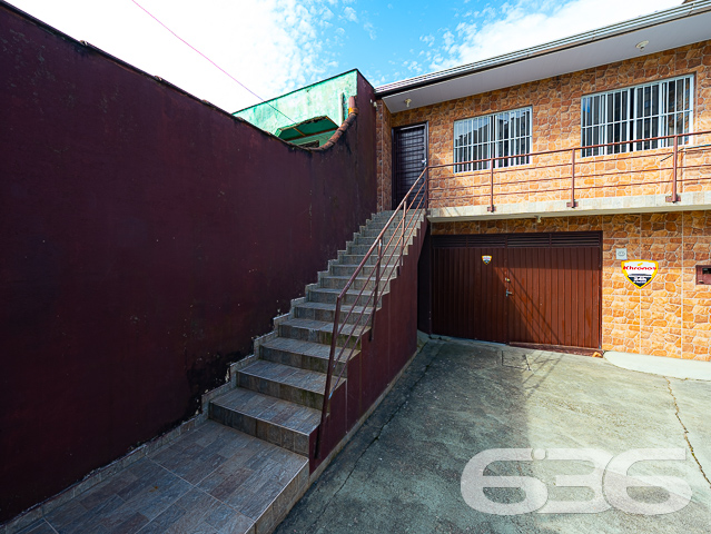 IMÓVEL COM 3 QUARTOS NO BAIRRO BUCAREIN

Apresentamos um lindo imóvel com 174m² de área construída no bairro Bucarein, em Joinville. Essa localização privilegiada proporciona fácil acesso a todas as comodidades necessárias para o seu dia a dia, como supermercados, shoppings, hospitais, farmácias, escolas, faculdades, lojas e serviços diversos. Além disso, o imóvel oferece uma vista incrível para o Rio, criando um ambiente ainda mais acolhedor e tranquilo.

A casa é composta por 3 quartos confortáveis, incluindo uma suíte, 2 sacadas, 2 banheiros, sala de estar, sala de jantar, cozinha, sala de jogos, despensa, área de serviço e garagem coberta para 2 carros, além de 2 vagas descobertas.

Uma área de festas com churrasqueira está disponível, proporcionando o ambiente perfeito para receber convidados e desfrutar de momentos agradáveis e divertidos.

O imóvel está totalmente murado e conta com cerca elétrica, portão eletrônico e grades, garantindo maior segurança.

Se interessou por essa oportunidade? Entre em contato com um de nossos corretores agora mesmo e agende a sua visita! Não deixe de aproveitar essa grande chance.

Para mais informações:
Telefone: (47) 3451-0636
WhatsApp: (47) 99190-0636

Imobiliária 636