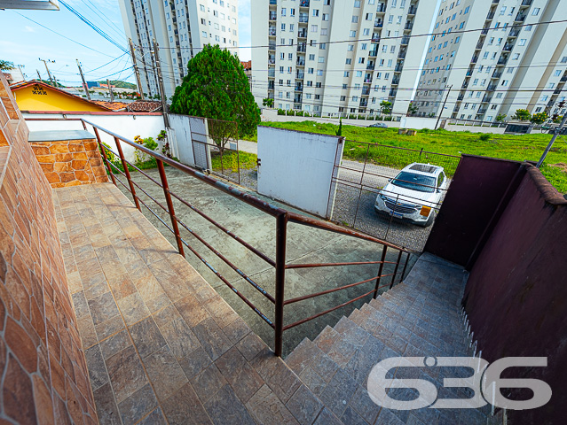 IMÓVEL COM 3 QUARTOS NO BAIRRO BUCAREIN

Apresentamos um lindo imóvel com 174m² de área construída no bairro Bucarein, em Joinville. Essa localização privilegiada proporciona fácil acesso a todas as comodidades necessárias para o seu dia a dia, como supermercados, shoppings, hospitais, farmácias, escolas, faculdades, lojas e serviços diversos. Além disso, o imóvel oferece uma vista incrível para o Rio, criando um ambiente ainda mais acolhedor e tranquilo.

A casa é composta por 3 quartos confortáveis, incluindo uma suíte, 2 sacadas, 2 banheiros, sala de estar, sala de jantar, cozinha, sala de jogos, despensa, área de serviço e garagem coberta para 2 carros, além de 2 vagas descobertas.

Uma área de festas com churrasqueira está disponível, proporcionando o ambiente perfeito para receber convidados e desfrutar de momentos agradáveis e divertidos.

O imóvel está totalmente murado e conta com cerca elétrica, portão eletrônico e grades, garantindo maior segurança.

Se interessou por essa oportunidade? Entre em contato com um de nossos corretores agora mesmo e agende a sua visita! Não deixe de aproveitar essa grande chance.

Para mais informações:
Telefone: (47) 3451-0636
WhatsApp: (47) 99190-0636

Imobiliária 636
