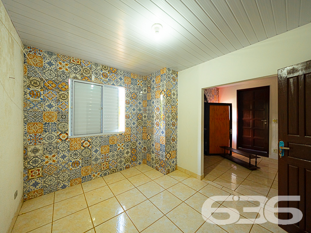 IMÓVEL COM 3 QUARTOS NO BAIRRO BUCAREIN

Apresentamos um lindo imóvel com 174m² de área construída no bairro Bucarein, em Joinville. Essa localização privilegiada proporciona fácil acesso a todas as comodidades necessárias para o seu dia a dia, como supermercados, shoppings, hospitais, farmácias, escolas, faculdades, lojas e serviços diversos. Além disso, o imóvel oferece uma vista incrível para o Rio, criando um ambiente ainda mais acolhedor e tranquilo.

A casa é composta por 3 quartos confortáveis, incluindo uma suíte, 2 sacadas, 2 banheiros, sala de estar, sala de jantar, cozinha, sala de jogos, despensa, área de serviço e garagem coberta para 2 carros, além de 2 vagas descobertas.

Uma área de festas com churrasqueira está disponível, proporcionando o ambiente perfeito para receber convidados e desfrutar de momentos agradáveis e divertidos.

O imóvel está totalmente murado e conta com cerca elétrica, portão eletrônico e grades, garantindo maior segurança.

Se interessou por essa oportunidade? Entre em contato com um de nossos corretores agora mesmo e agende a sua visita! Não deixe de aproveitar essa grande chance.

Para mais informações:
Telefone: (47) 3451-0636
WhatsApp: (47) 99190-0636

Imobiliária 636