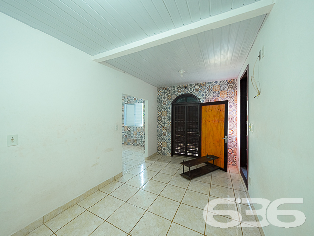 IMÓVEL COM 3 QUARTOS NO BAIRRO BUCAREIN

Apresentamos um lindo imóvel com 174m² de área construída no bairro Bucarein, em Joinville. Essa localização privilegiada proporciona fácil acesso a todas as comodidades necessárias para o seu dia a dia, como supermercados, shoppings, hospitais, farmácias, escolas, faculdades, lojas e serviços diversos. Além disso, o imóvel oferece uma vista incrível para o Rio, criando um ambiente ainda mais acolhedor e tranquilo.

A casa é composta por 3 quartos confortáveis, incluindo uma suíte, 2 sacadas, 2 banheiros, sala de estar, sala de jantar, cozinha, sala de jogos, despensa, área de serviço e garagem coberta para 2 carros, além de 2 vagas descobertas.

Uma área de festas com churrasqueira está disponível, proporcionando o ambiente perfeito para receber convidados e desfrutar de momentos agradáveis e divertidos.

O imóvel está totalmente murado e conta com cerca elétrica, portão eletrônico e grades, garantindo maior segurança.

Se interessou por essa oportunidade? Entre em contato com um de nossos corretores agora mesmo e agende a sua visita! Não deixe de aproveitar essa grande chance.

Para mais informações:
Telefone: (47) 3451-0636
WhatsApp: (47) 99190-0636

Imobiliária 636