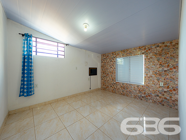 IMÓVEL COM 3 QUARTOS NO BAIRRO BUCAREIN

Apresentamos um lindo imóvel com 174m² de área construída no bairro Bucarein, em Joinville. Essa localização privilegiada proporciona fácil acesso a todas as comodidades necessárias para o seu dia a dia, como supermercados, shoppings, hospitais, farmácias, escolas, faculdades, lojas e serviços diversos. Além disso, o imóvel oferece uma vista incrível para o Rio, criando um ambiente ainda mais acolhedor e tranquilo.

A casa é composta por 3 quartos confortáveis, incluindo uma suíte, 2 sacadas, 2 banheiros, sala de estar, sala de jantar, cozinha, sala de jogos, despensa, área de serviço e garagem coberta para 2 carros, além de 2 vagas descobertas.

Uma área de festas com churrasqueira está disponível, proporcionando o ambiente perfeito para receber convidados e desfrutar de momentos agradáveis e divertidos.

O imóvel está totalmente murado e conta com cerca elétrica, portão eletrônico e grades, garantindo maior segurança.

Se interessou por essa oportunidade? Entre em contato com um de nossos corretores agora mesmo e agende a sua visita! Não deixe de aproveitar essa grande chance.

Para mais informações:
Telefone: (47) 3451-0636
WhatsApp: (47) 99190-0636

Imobiliária 636