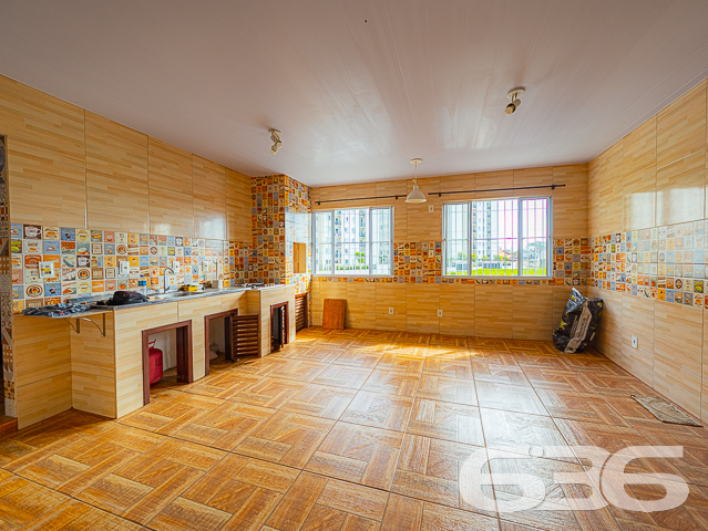 IMÓVEL COM 3 QUARTOS NO BAIRRO BUCAREIN

Apresentamos um lindo imóvel com 174m² de área construída no bairro Bucarein, em Joinville. Essa localização privilegiada proporciona fácil acesso a todas as comodidades necessárias para o seu dia a dia, como supermercados, shoppings, hospitais, farmácias, escolas, faculdades, lojas e serviços diversos. Além disso, o imóvel oferece uma vista incrível para o Rio, criando um ambiente ainda mais acolhedor e tranquilo.

A casa é composta por 3 quartos confortáveis, incluindo uma suíte, 2 sacadas, 2 banheiros, sala de estar, sala de jantar, cozinha, sala de jogos, despensa, área de serviço e garagem coberta para 2 carros, além de 2 vagas descobertas.

Uma área de festas com churrasqueira está disponível, proporcionando o ambiente perfeito para receber convidados e desfrutar de momentos agradáveis e divertidos.

O imóvel está totalmente murado e conta com cerca elétrica, portão eletrônico e grades, garantindo maior segurança.

Se interessou por essa oportunidade? Entre em contato com um de nossos corretores agora mesmo e agende a sua visita! Não deixe de aproveitar essa grande chance.

Para mais informações:
Telefone: (47) 3451-0636
WhatsApp: (47) 99190-0636

Imobiliária 636