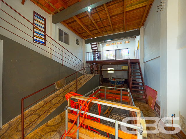 IMÓVEL COM 3 QUARTOS NO BAIRRO BUCAREIN

Apresentamos um lindo imóvel com 174m² de área construída no bairro Bucarein, em Joinville. Essa localização privilegiada proporciona fácil acesso a todas as comodidades necessárias para o seu dia a dia, como supermercados, shoppings, hospitais, farmácias, escolas, faculdades, lojas e serviços diversos. Além disso, o imóvel oferece uma vista incrível para o Rio, criando um ambiente ainda mais acolhedor e tranquilo.

A casa é composta por 3 quartos confortáveis, incluindo uma suíte, 2 sacadas, 2 banheiros, sala de estar, sala de jantar, cozinha, sala de jogos, despensa, área de serviço e garagem coberta para 2 carros, além de 2 vagas descobertas.

Uma área de festas com churrasqueira está disponível, proporcionando o ambiente perfeito para receber convidados e desfrutar de momentos agradáveis e divertidos.

O imóvel está totalmente murado e conta com cerca elétrica, portão eletrônico e grades, garantindo maior segurança.

Se interessou por essa oportunidade? Entre em contato com um de nossos corretores agora mesmo e agende a sua visita! Não deixe de aproveitar essa grande chance.

Para mais informações:
Telefone: (47) 3451-0636
WhatsApp: (47) 99190-0636

Imobiliária 636