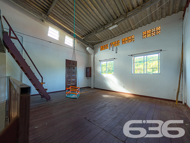 IMÓVEL COM 3 QUARTOS NO BAIRRO BUCAREIN

Apresentamos um lindo imóvel com 174m² de área construída no bairro Bucarein, em Joinville. Essa localização privilegiada proporciona fácil acesso a todas as comodidades necessárias para o seu dia a dia, como supermercados, shoppings, hospitais, farmácias, escolas, faculdades, lojas e serviços diversos. Além disso, o imóvel oferece uma vista incrível para o Rio, criando um ambiente ainda mais acolhedor e tranquilo.

A casa é composta por 3 quartos confortáveis, incluindo uma suíte, 2 sacadas, 2 banheiros, sala de estar, sala de jantar, cozinha, sala de jogos, despensa, área de serviço e garagem coberta para 2 carros, além de 2 vagas descobertas.

Uma área de festas com churrasqueira está disponível, proporcionando o ambiente perfeito para receber convidados e desfrutar de momentos agradáveis e divertidos.

O imóvel está totalmente murado e conta com cerca elétrica, portão eletrônico e grades, garantindo maior segurança.

Se interessou por essa oportunidade? Entre em contato com um de nossos corretores agora mesmo e agende a sua visita! Não deixe de aproveitar essa grande chance.

Para mais informações:
Telefone: (47) 3451-0636
WhatsApp: (47) 99190-0636

Imobiliária 636