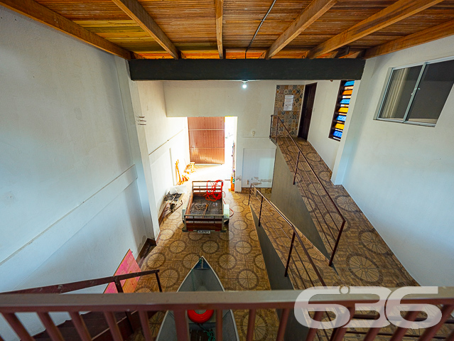 IMÓVEL COM 3 QUARTOS NO BAIRRO BUCAREIN

Apresentamos um lindo imóvel com 174m² de área construída no bairro Bucarein, em Joinville. Essa localização privilegiada proporciona fácil acesso a todas as comodidades necessárias para o seu dia a dia, como supermercados, shoppings, hospitais, farmácias, escolas, faculdades, lojas e serviços diversos. Além disso, o imóvel oferece uma vista incrível para o Rio, criando um ambiente ainda mais acolhedor e tranquilo.

A casa é composta por 3 quartos confortáveis, incluindo uma suíte, 2 sacadas, 2 banheiros, sala de estar, sala de jantar, cozinha, sala de jogos, despensa, área de serviço e garagem coberta para 2 carros, além de 2 vagas descobertas.

Uma área de festas com churrasqueira está disponível, proporcionando o ambiente perfeito para receber convidados e desfrutar de momentos agradáveis e divertidos.

O imóvel está totalmente murado e conta com cerca elétrica, portão eletrônico e grades, garantindo maior segurança.

Se interessou por essa oportunidade? Entre em contato com um de nossos corretores agora mesmo e agende a sua visita! Não deixe de aproveitar essa grande chance.

Para mais informações:
Telefone: (47) 3451-0636
WhatsApp: (47) 99190-0636

Imobiliária 636