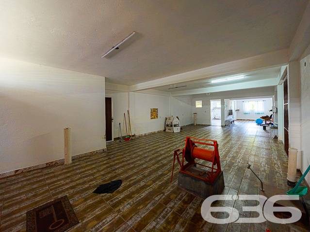 IMÓVEL COM 3 QUARTOS NO BAIRRO BUCAREIN

Apresentamos um lindo imóvel com 174m² de área construída no bairro Bucarein, em Joinville. Essa localização privilegiada proporciona fácil acesso a todas as comodidades necessárias para o seu dia a dia, como supermercados, shoppings, hospitais, farmácias, escolas, faculdades, lojas e serviços diversos. Além disso, o imóvel oferece uma vista incrível para o Rio, criando um ambiente ainda mais acolhedor e tranquilo.

A casa é composta por 3 quartos confortáveis, incluindo uma suíte, 2 sacadas, 2 banheiros, sala de estar, sala de jantar, cozinha, sala de jogos, despensa, área de serviço e garagem coberta para 2 carros, além de 2 vagas descobertas.

Uma área de festas com churrasqueira está disponível, proporcionando o ambiente perfeito para receber convidados e desfrutar de momentos agradáveis e divertidos.

O imóvel está totalmente murado e conta com cerca elétrica, portão eletrônico e grades, garantindo maior segurança.

Se interessou por essa oportunidade? Entre em contato com um de nossos corretores agora mesmo e agende a sua visita! Não deixe de aproveitar essa grande chance.

Para mais informações:
Telefone: (47) 3451-0636
WhatsApp: (47) 99190-0636

Imobiliária 636