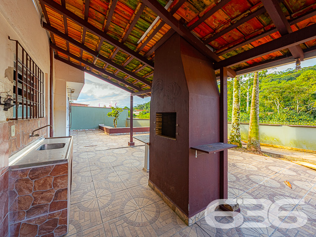 IMÓVEL COM 3 QUARTOS NO BAIRRO BUCAREIN

Apresentamos um lindo imóvel com 174m² de área construída no bairro Bucarein, em Joinville. Essa localização privilegiada proporciona fácil acesso a todas as comodidades necessárias para o seu dia a dia, como supermercados, shoppings, hospitais, farmácias, escolas, faculdades, lojas e serviços diversos. Além disso, o imóvel oferece uma vista incrível para o Rio, criando um ambiente ainda mais acolhedor e tranquilo.

A casa é composta por 3 quartos confortáveis, incluindo uma suíte, 2 sacadas, 2 banheiros, sala de estar, sala de jantar, cozinha, sala de jogos, despensa, área de serviço e garagem coberta para 2 carros, além de 2 vagas descobertas.

Uma área de festas com churrasqueira está disponível, proporcionando o ambiente perfeito para receber convidados e desfrutar de momentos agradáveis e divertidos.

O imóvel está totalmente murado e conta com cerca elétrica, portão eletrônico e grades, garantindo maior segurança.

Se interessou por essa oportunidade? Entre em contato com um de nossos corretores agora mesmo e agende a sua visita! Não deixe de aproveitar essa grande chance.

Para mais informações:
Telefone: (47) 3451-0636
WhatsApp: (47) 99190-0636

Imobiliária 636