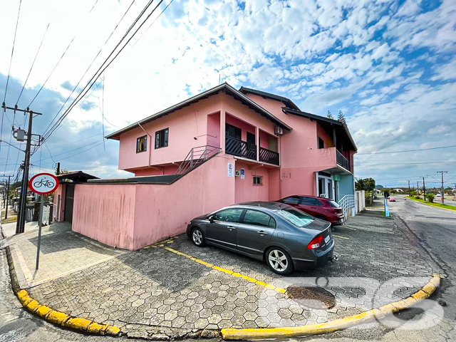INVISTA NESTA PROPRIEDADE NO BAIRRO ADHEMAR GARCIA - RENDA COM LOCAÇÃO - ESTUDA PERMUTA
Descubra a oportunidade perfeita para investidores no bairro Adhemar Garcia! Esta propriedade de esquina, com uma área construída de 510m², é um verdadeiro tesouro para quem busca diversificar investimentos.
A composição deste imóvel é ideal para diferentes perfis de inquilinos: conta com 3 apartamentos confortáveis, 1 kitnet aconchegante e 2 salas comerciais estrategicamente posicionadas. Cada espaço é projetado para oferecer experiências únicas, seja para moradia ou para negócios, garantindo versatilidade e rentabilidade.
Localizado no bairro Adhemar Garcia, este imóvel está em uma região de fácil acesso e cercada por uma infraestrutura completa. Além de estar situado em uma esquina, a proximidade com serviços essenciais, como transporte público e escolas, torna esta propriedade ainda mais atraente para locatários.
A 636 Negócios Imobiliários, com mais de 30 anos de experiência no mercado imobiliário, orgulha-se de apresentar esta oportunidade única. Nossa expertise garante a você um investimento seguro e rentável.
Para mais informações, entre em contato conosco pelo telefone (47) 3451-0636 ou WhatsApp (47) 99190-0636. Não perca esta chance de investir com inteligência!
