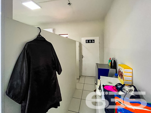 INVISTA NESTA PROPRIEDADE NO BAIRRO ADHEMAR GARCIA - RENDA COM LOCAÇÃO - ESTUDA PERMUTA
Descubra a oportunidade perfeita para investidores no bairro Adhemar Garcia! Esta propriedade de esquina, com uma área construída de 510m², é um verdadeiro tesouro para quem busca diversificar investimentos.
A composição deste imóvel é ideal para diferentes perfis de inquilinos: conta com 3 apartamentos confortáveis, 1 kitnet aconchegante e 2 salas comerciais estrategicamente posicionadas. Cada espaço é projetado para oferecer experiências únicas, seja para moradia ou para negócios, garantindo versatilidade e rentabilidade.
Localizado no bairro Adhemar Garcia, este imóvel está em uma região de fácil acesso e cercada por uma infraestrutura completa. Além de estar situado em uma esquina, a proximidade com serviços essenciais, como transporte público e escolas, torna esta propriedade ainda mais atraente para locatários.
A 636 Negócios Imobiliários, com mais de 30 anos de experiência no mercado imobiliário, orgulha-se de apresentar esta oportunidade única. Nossa expertise garante a você um investimento seguro e rentável.
Para mais informações, entre em contato conosco pelo telefone (47) 3451-0636 ou WhatsApp (47) 99190-0636. Não perca esta chance de investir com inteligência!