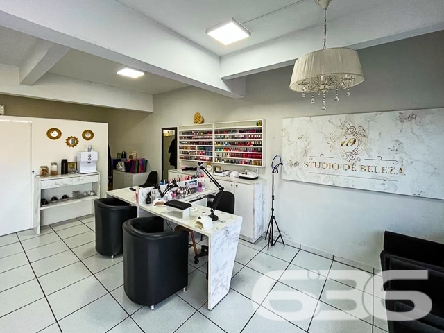 INVISTA NESTA PROPRIEDADE NO BAIRRO ADHEMAR GARCIA - RENDA COM LOCAÇÃO - ESTUDA PERMUTA
Descubra a oportunidade perfeita para investidores no bairro Adhemar Garcia! Esta propriedade de esquina, com uma área construída de 510m², é um verdadeiro tesouro para quem busca diversificar investimentos.
A composição deste imóvel é ideal para diferentes perfis de inquilinos: conta com 3 apartamentos confortáveis, 1 kitnet aconchegante e 2 salas comerciais estrategicamente posicionadas. Cada espaço é projetado para oferecer experiências únicas, seja para moradia ou para negócios, garantindo versatilidade e rentabilidade.
Localizado no bairro Adhemar Garcia, este imóvel está em uma região de fácil acesso e cercada por uma infraestrutura completa. Além de estar situado em uma esquina, a proximidade com serviços essenciais, como transporte público e escolas, torna esta propriedade ainda mais atraente para locatários.
A 636 Negócios Imobiliários, com mais de 30 anos de experiência no mercado imobiliário, orgulha-se de apresentar esta oportunidade única. Nossa expertise garante a você um investimento seguro e rentável.
Para mais informações, entre em contato conosco pelo telefone (47) 3451-0636 ou WhatsApp (47) 99190-0636. Não perca esta chance de investir com inteligência!