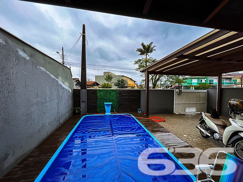 Apresentamos este lindo imóvel geminado térreo, localizado no tranquilo bairro Fátima, em Joinville. Com área construída e averbada de 88,36m², este charmoso geminado oferece conforto, segurança e excelente distribuição dos ambientes para você e sua família.

Com 88,36m² de área construída, este geminado térreo possui uma excelente distribuição de espaços, prontos para proporcionar momentos inesquecíveis.

Ao entrar, você será recebido por uma ampla sala de estar integrada com a sala de jantar, ideal para receber amigos e familiares com muito conforto. A cozinha, com móveis planejados e acabamento impecável, oferece o espaço perfeito para quem gosta de preparar suas receitas preferidas.

O imóvel conta com 2 dormitórios, mais 1 suíte, todos bem arejados e iluminados. Os quartos possuem ar-condicionado, garantindo um ambiente agradável durante todas as estações do ano. A suíte principal, oferece todo o conforto para seus momentos de descanso.

O grande diferencial deste geminado está na área de lazer privativa: uma varanda gourmet com churrasqueira e mesa de sinuca, perfeita para confraternizações e momentos de descontração. Além disso, o imóvel conta com uma piscina, ideal para se refrescar nos dias quentes e aproveitar momentos de lazer sem sair de casa.

A localização também é um ponto forte: situado em uma rua pavimentada, o geminado está em uma área tranquila e de fácil acesso, próximo a comércios e serviços essenciais, proporcionando comodidade para o seu dia a dia.

Com duas vagas de garagem cobertas e portão eletrônico, este imóvel é ideal para quem busca segurança e praticidade. O sistema de alarme oferece proteção adicional, garantindo tranquilidade para toda a família.

Não perca a oportunidade de conhecer este imóvel único, que une conforto, lazer e uma excelente localização em Joinville. Agende uma visita e venha se encantar com cada detalhe deste geminado que pode ser o novo lar dos seus sonhos!
 
636 NEGÓCIOS IMOBILIÁRIOS: A SUA MELHOR ESCOLHA
Com mais de 30 anos de experiência, a 636 Negócios Imobiliários é sua parceira ideal para encontrar o imóvel perfeito. Estamos prontos para ajudá-lo a fazer deste imóvel o seu novo lar.
 
Telefone: (47) 3451-0636
WhatsApp: (47) 99190-0636
 
Não perca esta oportunidade única. Visite nosso site para mais informações: i636.com.br