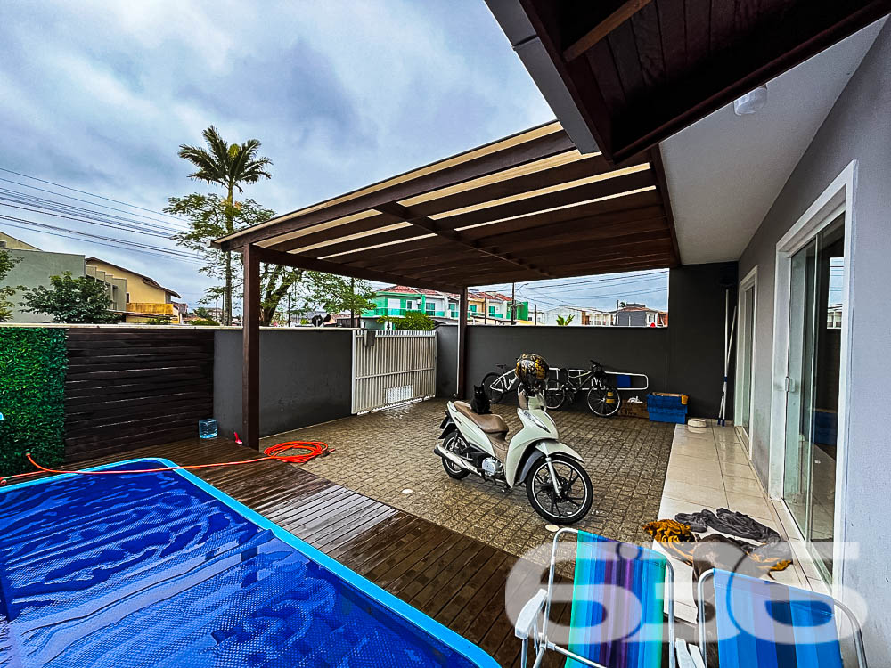 Apresentamos este lindo imóvel geminado térreo, localizado no tranquilo bairro Fátima, em Joinville. Com área construída e averbada de 88,36m², este charmoso geminado oferece conforto, segurança e excelente distribuição dos ambientes para você e sua família.

Com 88,36m² de área construída, este geminado térreo possui uma excelente distribuição de espaços, prontos para proporcionar momentos inesquecíveis.

Ao entrar, você será recebido por uma ampla sala de estar integrada com a sala de jantar, ideal para receber amigos e familiares com muito conforto. A cozinha, com móveis planejados e acabamento impecável, oferece o espaço perfeito para quem gosta de preparar suas receitas preferidas.

O imóvel conta com 2 dormitórios, mais 1 suíte, todos bem arejados e iluminados. Os quartos possuem ar-condicionado, garantindo um ambiente agradável durante todas as estações do ano. A suíte principal, oferece todo o conforto para seus momentos de descanso.

O grande diferencial deste geminado está na área de lazer privativa: uma varanda gourmet com churrasqueira e mesa de sinuca, perfeita para confraternizações e momentos de descontração. Além disso, o imóvel conta com uma piscina, ideal para se refrescar nos dias quentes e aproveitar momentos de lazer sem sair de casa.

A localização também é um ponto forte: situado em uma rua pavimentada, o geminado está em uma área tranquila e de fácil acesso, próximo a comércios e serviços essenciais, proporcionando comodidade para o seu dia a dia.

Com duas vagas de garagem cobertas e portão eletrônico, este imóvel é ideal para quem busca segurança e praticidade. O sistema de alarme oferece proteção adicional, garantindo tranquilidade para toda a família.

Não perca a oportunidade de conhecer este imóvel único, que une conforto, lazer e uma excelente localização em Joinville. Agende uma visita e venha se encantar com cada detalhe deste geminado que pode ser o novo lar dos seus sonhos!
 
636 NEGÓCIOS IMOBILIÁRIOS: A SUA MELHOR ESCOLHA
Com mais de 30 anos de experiência, a 636 Negócios Imobiliários é sua parceira ideal para encontrar o imóvel perfeito. Estamos prontos para ajudá-lo a fazer deste imóvel o seu novo lar.
 
Telefone: (47) 3451-0636
WhatsApp: (47) 99190-0636
 
Não perca esta oportunidade única. Visite nosso site para mais informações: i636.com.br