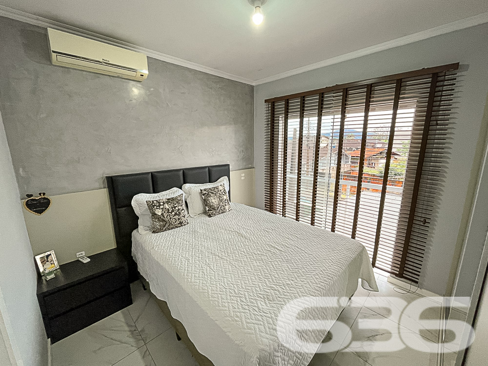 Apresentamos este lindo imóvel geminado térreo, localizado no tranquilo bairro Fátima, em Joinville. Com área construída e averbada de 88,36m², este charmoso geminado oferece conforto, segurança e excelente distribuição dos ambientes para você e sua família.

Com 88,36m² de área construída, este geminado térreo possui uma excelente distribuição de espaços, prontos para proporcionar momentos inesquecíveis.

Ao entrar, você será recebido por uma ampla sala de estar integrada com a sala de jantar, ideal para receber amigos e familiares com muito conforto. A cozinha, com móveis planejados e acabamento impecável, oferece o espaço perfeito para quem gosta de preparar suas receitas preferidas.

O imóvel conta com 2 dormitórios, mais 1 suíte, todos bem arejados e iluminados. Os quartos possuem ar-condicionado, garantindo um ambiente agradável durante todas as estações do ano. A suíte principal, oferece todo o conforto para seus momentos de descanso.

O grande diferencial deste geminado está na área de lazer privativa: uma varanda gourmet com churrasqueira e mesa de sinuca, perfeita para confraternizações e momentos de descontração. Além disso, o imóvel conta com uma piscina, ideal para se refrescar nos dias quentes e aproveitar momentos de lazer sem sair de casa.

A localização também é um ponto forte: situado em uma rua pavimentada, o geminado está em uma área tranquila e de fácil acesso, próximo a comércios e serviços essenciais, proporcionando comodidade para o seu dia a dia.

Com duas vagas de garagem cobertas e portão eletrônico, este imóvel é ideal para quem busca segurança e praticidade. O sistema de alarme oferece proteção adicional, garantindo tranquilidade para toda a família.

Não perca a oportunidade de conhecer este imóvel único, que une conforto, lazer e uma excelente localização em Joinville. Agende uma visita e venha se encantar com cada detalhe deste geminado que pode ser o novo lar dos seus sonhos!
 
636 NEGÓCIOS IMOBILIÁRIOS: A SUA MELHOR ESCOLHA
Com mais de 30 anos de experiência, a 636 Negócios Imobiliários é sua parceira ideal para encontrar o imóvel perfeito. Estamos prontos para ajudá-lo a fazer deste imóvel o seu novo lar.
 
Telefone: (47) 3451-0636
WhatsApp: (47) 99190-0636
 
Não perca esta oportunidade única. Visite nosso site para mais informações: i636.com.br