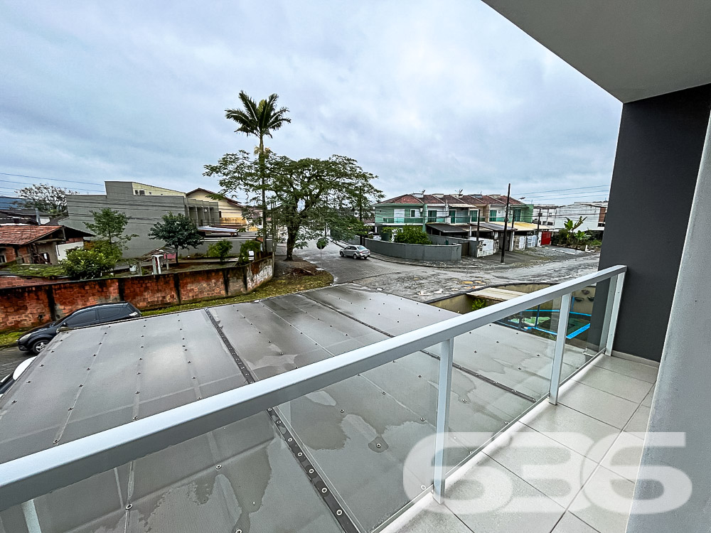 Apresentamos este lindo imóvel geminado térreo, localizado no tranquilo bairro Fátima, em Joinville. Com área construída e averbada de 88,36m², este charmoso geminado oferece conforto, segurança e excelente distribuição dos ambientes para você e sua família.

Com 88,36m² de área construída, este geminado térreo possui uma excelente distribuição de espaços, prontos para proporcionar momentos inesquecíveis.

Ao entrar, você será recebido por uma ampla sala de estar integrada com a sala de jantar, ideal para receber amigos e familiares com muito conforto. A cozinha, com móveis planejados e acabamento impecável, oferece o espaço perfeito para quem gosta de preparar suas receitas preferidas.

O imóvel conta com 2 dormitórios, mais 1 suíte, todos bem arejados e iluminados. Os quartos possuem ar-condicionado, garantindo um ambiente agradável durante todas as estações do ano. A suíte principal, oferece todo o conforto para seus momentos de descanso.

O grande diferencial deste geminado está na área de lazer privativa: uma varanda gourmet com churrasqueira e mesa de sinuca, perfeita para confraternizações e momentos de descontração. Além disso, o imóvel conta com uma piscina, ideal para se refrescar nos dias quentes e aproveitar momentos de lazer sem sair de casa.

A localização também é um ponto forte: situado em uma rua pavimentada, o geminado está em uma área tranquila e de fácil acesso, próximo a comércios e serviços essenciais, proporcionando comodidade para o seu dia a dia.

Com duas vagas de garagem cobertas e portão eletrônico, este imóvel é ideal para quem busca segurança e praticidade. O sistema de alarme oferece proteção adicional, garantindo tranquilidade para toda a família.

Não perca a oportunidade de conhecer este imóvel único, que une conforto, lazer e uma excelente localização em Joinville. Agende uma visita e venha se encantar com cada detalhe deste geminado que pode ser o novo lar dos seus sonhos!
 
636 NEGÓCIOS IMOBILIÁRIOS: A SUA MELHOR ESCOLHA
Com mais de 30 anos de experiência, a 636 Negócios Imobiliários é sua parceira ideal para encontrar o imóvel perfeito. Estamos prontos para ajudá-lo a fazer deste imóvel o seu novo lar.
 
Telefone: (47) 3451-0636
WhatsApp: (47) 99190-0636
 
Não perca esta oportunidade única. Visite nosso site para mais informações: i636.com.br