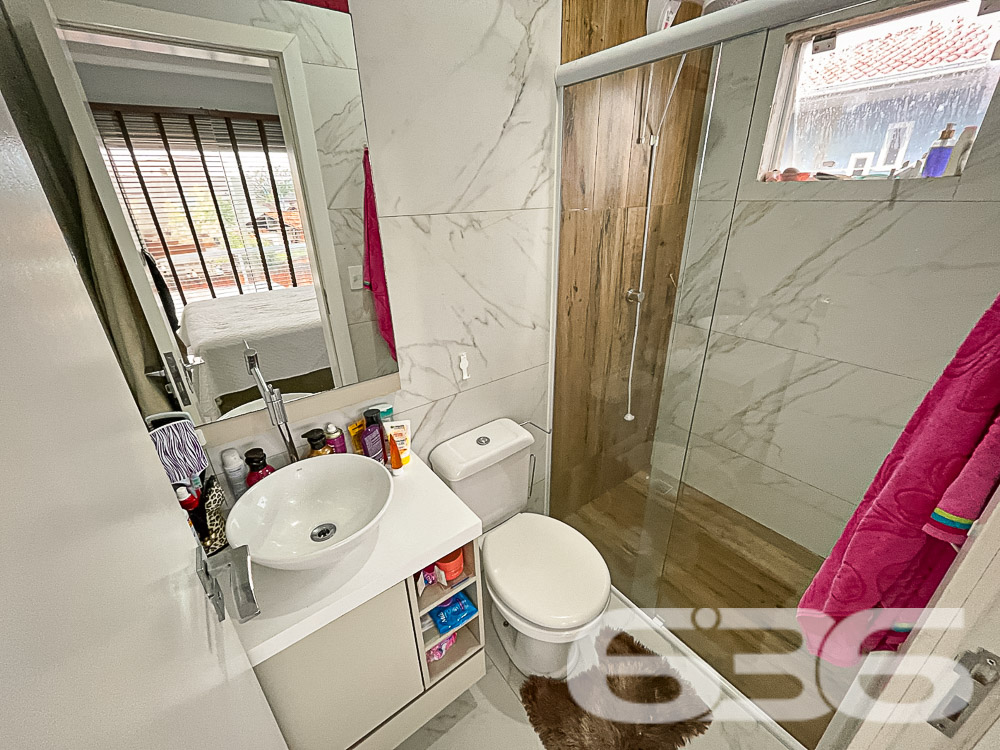 Apresentamos este lindo imóvel geminado térreo, localizado no tranquilo bairro Fátima, em Joinville. Com área construída e averbada de 88,36m², este charmoso geminado oferece conforto, segurança e excelente distribuição dos ambientes para você e sua família.

Com 88,36m² de área construída, este geminado térreo possui uma excelente distribuição de espaços, prontos para proporcionar momentos inesquecíveis.

Ao entrar, você será recebido por uma ampla sala de estar integrada com a sala de jantar, ideal para receber amigos e familiares com muito conforto. A cozinha, com móveis planejados e acabamento impecável, oferece o espaço perfeito para quem gosta de preparar suas receitas preferidas.

O imóvel conta com 2 dormitórios, mais 1 suíte, todos bem arejados e iluminados. Os quartos possuem ar-condicionado, garantindo um ambiente agradável durante todas as estações do ano. A suíte principal, oferece todo o conforto para seus momentos de descanso.

O grande diferencial deste geminado está na área de lazer privativa: uma varanda gourmet com churrasqueira e mesa de sinuca, perfeita para confraternizações e momentos de descontração. Além disso, o imóvel conta com uma piscina, ideal para se refrescar nos dias quentes e aproveitar momentos de lazer sem sair de casa.

A localização também é um ponto forte: situado em uma rua pavimentada, o geminado está em uma área tranquila e de fácil acesso, próximo a comércios e serviços essenciais, proporcionando comodidade para o seu dia a dia.

Com duas vagas de garagem cobertas e portão eletrônico, este imóvel é ideal para quem busca segurança e praticidade. O sistema de alarme oferece proteção adicional, garantindo tranquilidade para toda a família.

Não perca a oportunidade de conhecer este imóvel único, que une conforto, lazer e uma excelente localização em Joinville. Agende uma visita e venha se encantar com cada detalhe deste geminado que pode ser o novo lar dos seus sonhos!
 
636 NEGÓCIOS IMOBILIÁRIOS: A SUA MELHOR ESCOLHA
Com mais de 30 anos de experiência, a 636 Negócios Imobiliários é sua parceira ideal para encontrar o imóvel perfeito. Estamos prontos para ajudá-lo a fazer deste imóvel o seu novo lar.
 
Telefone: (47) 3451-0636
WhatsApp: (47) 99190-0636
 
Não perca esta oportunidade única. Visite nosso site para mais informações: i636.com.br