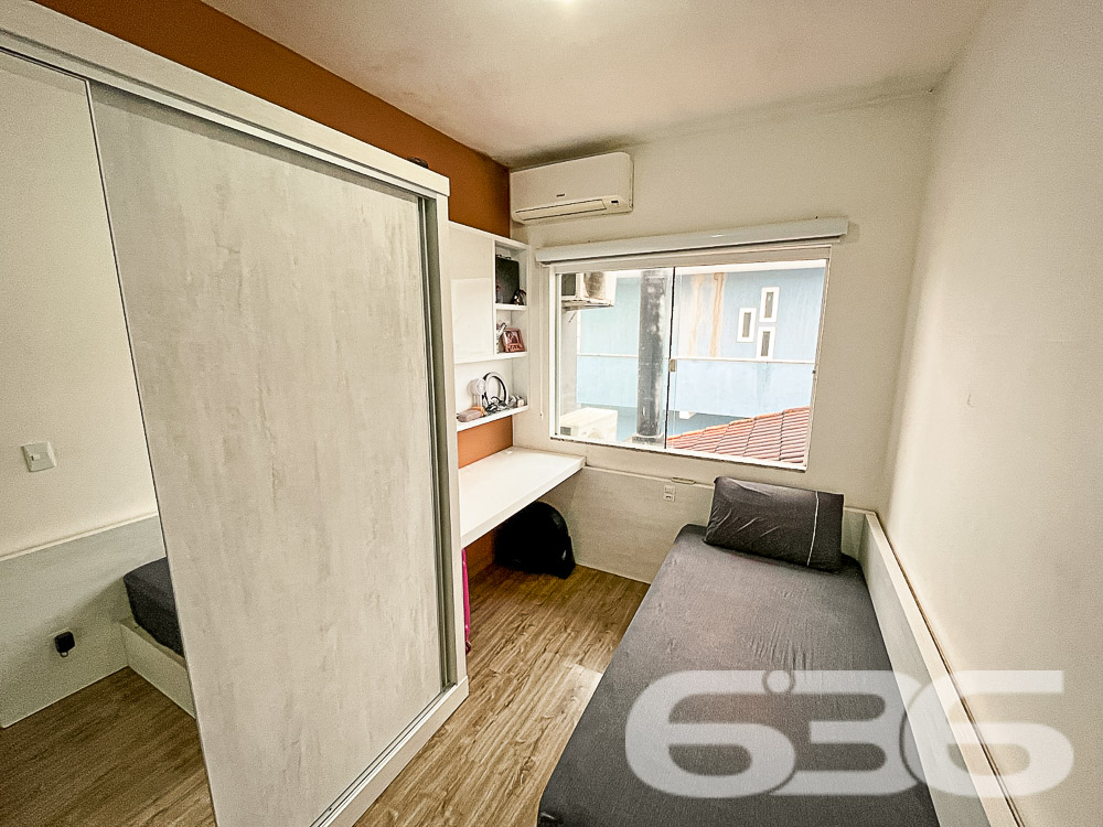 Apresentamos este lindo imóvel geminado térreo, localizado no tranquilo bairro Fátima, em Joinville. Com área construída e averbada de 88,36m², este charmoso geminado oferece conforto, segurança e excelente distribuição dos ambientes para você e sua família.

Com 88,36m² de área construída, este geminado térreo possui uma excelente distribuição de espaços, prontos para proporcionar momentos inesquecíveis.

Ao entrar, você será recebido por uma ampla sala de estar integrada com a sala de jantar, ideal para receber amigos e familiares com muito conforto. A cozinha, com móveis planejados e acabamento impecável, oferece o espaço perfeito para quem gosta de preparar suas receitas preferidas.

O imóvel conta com 2 dormitórios, mais 1 suíte, todos bem arejados e iluminados. Os quartos possuem ar-condicionado, garantindo um ambiente agradável durante todas as estações do ano. A suíte principal, oferece todo o conforto para seus momentos de descanso.

O grande diferencial deste geminado está na área de lazer privativa: uma varanda gourmet com churrasqueira e mesa de sinuca, perfeita para confraternizações e momentos de descontração. Além disso, o imóvel conta com uma piscina, ideal para se refrescar nos dias quentes e aproveitar momentos de lazer sem sair de casa.

A localização também é um ponto forte: situado em uma rua pavimentada, o geminado está em uma área tranquila e de fácil acesso, próximo a comércios e serviços essenciais, proporcionando comodidade para o seu dia a dia.

Com duas vagas de garagem cobertas e portão eletrônico, este imóvel é ideal para quem busca segurança e praticidade. O sistema de alarme oferece proteção adicional, garantindo tranquilidade para toda a família.

Não perca a oportunidade de conhecer este imóvel único, que une conforto, lazer e uma excelente localização em Joinville. Agende uma visita e venha se encantar com cada detalhe deste geminado que pode ser o novo lar dos seus sonhos!
 
636 NEGÓCIOS IMOBILIÁRIOS: A SUA MELHOR ESCOLHA
Com mais de 30 anos de experiência, a 636 Negócios Imobiliários é sua parceira ideal para encontrar o imóvel perfeito. Estamos prontos para ajudá-lo a fazer deste imóvel o seu novo lar.
 
Telefone: (47) 3451-0636
WhatsApp: (47) 99190-0636
 
Não perca esta oportunidade única. Visite nosso site para mais informações: i636.com.br