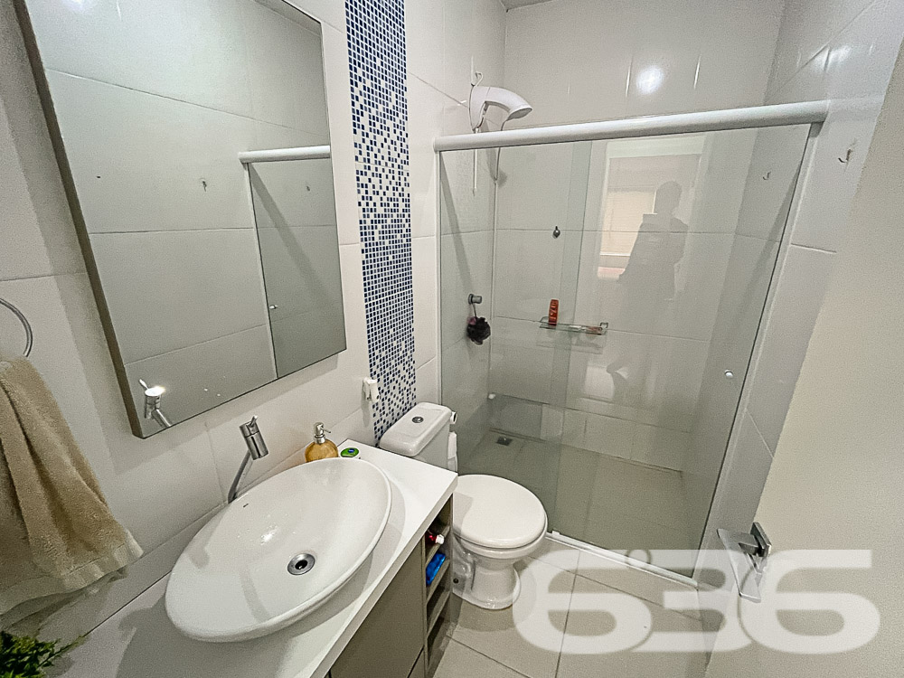 Apresentamos este lindo imóvel geminado térreo, localizado no tranquilo bairro Fátima, em Joinville. Com área construída e averbada de 88,36m², este charmoso geminado oferece conforto, segurança e excelente distribuição dos ambientes para você e sua família.

Com 88,36m² de área construída, este geminado térreo possui uma excelente distribuição de espaços, prontos para proporcionar momentos inesquecíveis.

Ao entrar, você será recebido por uma ampla sala de estar integrada com a sala de jantar, ideal para receber amigos e familiares com muito conforto. A cozinha, com móveis planejados e acabamento impecável, oferece o espaço perfeito para quem gosta de preparar suas receitas preferidas.

O imóvel conta com 2 dormitórios, mais 1 suíte, todos bem arejados e iluminados. Os quartos possuem ar-condicionado, garantindo um ambiente agradável durante todas as estações do ano. A suíte principal, oferece todo o conforto para seus momentos de descanso.

O grande diferencial deste geminado está na área de lazer privativa: uma varanda gourmet com churrasqueira e mesa de sinuca, perfeita para confraternizações e momentos de descontração. Além disso, o imóvel conta com uma piscina, ideal para se refrescar nos dias quentes e aproveitar momentos de lazer sem sair de casa.

A localização também é um ponto forte: situado em uma rua pavimentada, o geminado está em uma área tranquila e de fácil acesso, próximo a comércios e serviços essenciais, proporcionando comodidade para o seu dia a dia.

Com duas vagas de garagem cobertas e portão eletrônico, este imóvel é ideal para quem busca segurança e praticidade. O sistema de alarme oferece proteção adicional, garantindo tranquilidade para toda a família.

Não perca a oportunidade de conhecer este imóvel único, que une conforto, lazer e uma excelente localização em Joinville. Agende uma visita e venha se encantar com cada detalhe deste geminado que pode ser o novo lar dos seus sonhos!
 
636 NEGÓCIOS IMOBILIÁRIOS: A SUA MELHOR ESCOLHA
Com mais de 30 anos de experiência, a 636 Negócios Imobiliários é sua parceira ideal para encontrar o imóvel perfeito. Estamos prontos para ajudá-lo a fazer deste imóvel o seu novo lar.
 
Telefone: (47) 3451-0636
WhatsApp: (47) 99190-0636
 
Não perca esta oportunidade única. Visite nosso site para mais informações: i636.com.br