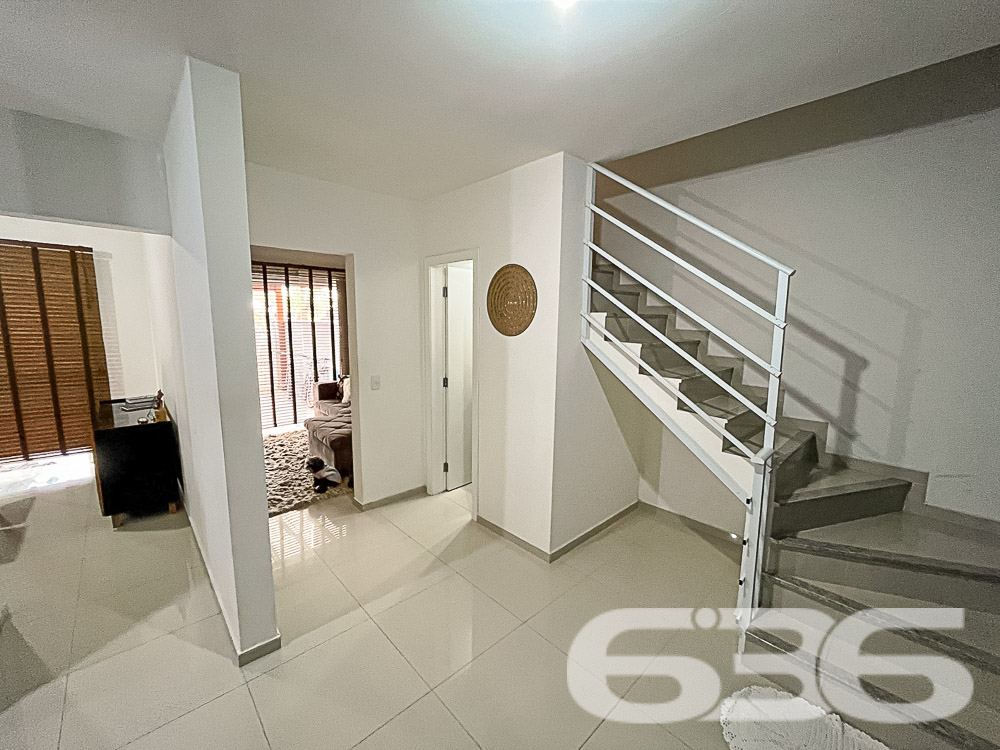 Apresentamos este lindo imóvel geminado térreo, localizado no tranquilo bairro Fátima, em Joinville. Com área construída e averbada de 88,36m², este charmoso geminado oferece conforto, segurança e excelente distribuição dos ambientes para você e sua família.

Com 88,36m² de área construída, este geminado térreo possui uma excelente distribuição de espaços, prontos para proporcionar momentos inesquecíveis.

Ao entrar, você será recebido por uma ampla sala de estar integrada com a sala de jantar, ideal para receber amigos e familiares com muito conforto. A cozinha, com móveis planejados e acabamento impecável, oferece o espaço perfeito para quem gosta de preparar suas receitas preferidas.

O imóvel conta com 2 dormitórios, mais 1 suíte, todos bem arejados e iluminados. Os quartos possuem ar-condicionado, garantindo um ambiente agradável durante todas as estações do ano. A suíte principal, oferece todo o conforto para seus momentos de descanso.

O grande diferencial deste geminado está na área de lazer privativa: uma varanda gourmet com churrasqueira e mesa de sinuca, perfeita para confraternizações e momentos de descontração. Além disso, o imóvel conta com uma piscina, ideal para se refrescar nos dias quentes e aproveitar momentos de lazer sem sair de casa.

A localização também é um ponto forte: situado em uma rua pavimentada, o geminado está em uma área tranquila e de fácil acesso, próximo a comércios e serviços essenciais, proporcionando comodidade para o seu dia a dia.

Com duas vagas de garagem cobertas e portão eletrônico, este imóvel é ideal para quem busca segurança e praticidade. O sistema de alarme oferece proteção adicional, garantindo tranquilidade para toda a família.

Não perca a oportunidade de conhecer este imóvel único, que une conforto, lazer e uma excelente localização em Joinville. Agende uma visita e venha se encantar com cada detalhe deste geminado que pode ser o novo lar dos seus sonhos!
 
636 NEGÓCIOS IMOBILIÁRIOS: A SUA MELHOR ESCOLHA
Com mais de 30 anos de experiência, a 636 Negócios Imobiliários é sua parceira ideal para encontrar o imóvel perfeito. Estamos prontos para ajudá-lo a fazer deste imóvel o seu novo lar.
 
Telefone: (47) 3451-0636
WhatsApp: (47) 99190-0636
 
Não perca esta oportunidade única. Visite nosso site para mais informações: i636.com.br
