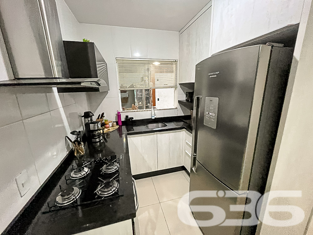 Apresentamos este lindo imóvel geminado térreo, localizado no tranquilo bairro Fátima, em Joinville. Com área construída e averbada de 88,36m², este charmoso geminado oferece conforto, segurança e excelente distribuição dos ambientes para você e sua família.

Com 88,36m² de área construída, este geminado térreo possui uma excelente distribuição de espaços, prontos para proporcionar momentos inesquecíveis.

Ao entrar, você será recebido por uma ampla sala de estar integrada com a sala de jantar, ideal para receber amigos e familiares com muito conforto. A cozinha, com móveis planejados e acabamento impecável, oferece o espaço perfeito para quem gosta de preparar suas receitas preferidas.

O imóvel conta com 2 dormitórios, mais 1 suíte, todos bem arejados e iluminados. Os quartos possuem ar-condicionado, garantindo um ambiente agradável durante todas as estações do ano. A suíte principal, oferece todo o conforto para seus momentos de descanso.

O grande diferencial deste geminado está na área de lazer privativa: uma varanda gourmet com churrasqueira e mesa de sinuca, perfeita para confraternizações e momentos de descontração. Além disso, o imóvel conta com uma piscina, ideal para se refrescar nos dias quentes e aproveitar momentos de lazer sem sair de casa.

A localização também é um ponto forte: situado em uma rua pavimentada, o geminado está em uma área tranquila e de fácil acesso, próximo a comércios e serviços essenciais, proporcionando comodidade para o seu dia a dia.

Com duas vagas de garagem cobertas e portão eletrônico, este imóvel é ideal para quem busca segurança e praticidade. O sistema de alarme oferece proteção adicional, garantindo tranquilidade para toda a família.

Não perca a oportunidade de conhecer este imóvel único, que une conforto, lazer e uma excelente localização em Joinville. Agende uma visita e venha se encantar com cada detalhe deste geminado que pode ser o novo lar dos seus sonhos!
 
636 NEGÓCIOS IMOBILIÁRIOS: A SUA MELHOR ESCOLHA
Com mais de 30 anos de experiência, a 636 Negócios Imobiliários é sua parceira ideal para encontrar o imóvel perfeito. Estamos prontos para ajudá-lo a fazer deste imóvel o seu novo lar.
 
Telefone: (47) 3451-0636
WhatsApp: (47) 99190-0636
 
Não perca esta oportunidade única. Visite nosso site para mais informações: i636.com.br