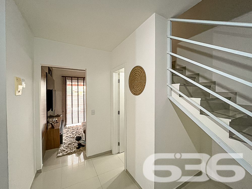Apresentamos este lindo imóvel geminado térreo, localizado no tranquilo bairro Fátima, em Joinville. Com área construída e averbada de 88,36m², este charmoso geminado oferece conforto, segurança e excelente distribuição dos ambientes para você e sua família.

Com 88,36m² de área construída, este geminado térreo possui uma excelente distribuição de espaços, prontos para proporcionar momentos inesquecíveis.

Ao entrar, você será recebido por uma ampla sala de estar integrada com a sala de jantar, ideal para receber amigos e familiares com muito conforto. A cozinha, com móveis planejados e acabamento impecável, oferece o espaço perfeito para quem gosta de preparar suas receitas preferidas.

O imóvel conta com 2 dormitórios, mais 1 suíte, todos bem arejados e iluminados. Os quartos possuem ar-condicionado, garantindo um ambiente agradável durante todas as estações do ano. A suíte principal, oferece todo o conforto para seus momentos de descanso.

O grande diferencial deste geminado está na área de lazer privativa: uma varanda gourmet com churrasqueira e mesa de sinuca, perfeita para confraternizações e momentos de descontração. Além disso, o imóvel conta com uma piscina, ideal para se refrescar nos dias quentes e aproveitar momentos de lazer sem sair de casa.

A localização também é um ponto forte: situado em uma rua pavimentada, o geminado está em uma área tranquila e de fácil acesso, próximo a comércios e serviços essenciais, proporcionando comodidade para o seu dia a dia.

Com duas vagas de garagem cobertas e portão eletrônico, este imóvel é ideal para quem busca segurança e praticidade. O sistema de alarme oferece proteção adicional, garantindo tranquilidade para toda a família.

Não perca a oportunidade de conhecer este imóvel único, que une conforto, lazer e uma excelente localização em Joinville. Agende uma visita e venha se encantar com cada detalhe deste geminado que pode ser o novo lar dos seus sonhos!
 
636 NEGÓCIOS IMOBILIÁRIOS: A SUA MELHOR ESCOLHA
Com mais de 30 anos de experiência, a 636 Negócios Imobiliários é sua parceira ideal para encontrar o imóvel perfeito. Estamos prontos para ajudá-lo a fazer deste imóvel o seu novo lar.
 
Telefone: (47) 3451-0636
WhatsApp: (47) 99190-0636
 
Não perca esta oportunidade única. Visite nosso site para mais informações: i636.com.br
