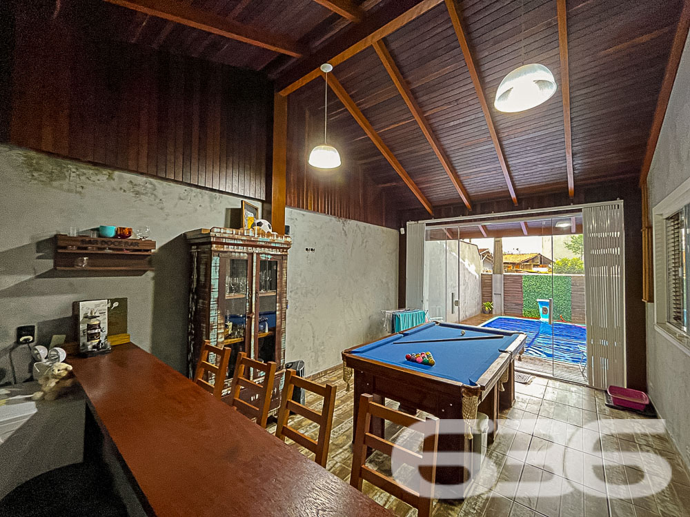 Apresentamos este lindo imóvel geminado térreo, localizado no tranquilo bairro Fátima, em Joinville. Com área construída e averbada de 88,36m², este charmoso geminado oferece conforto, segurança e excelente distribuição dos ambientes para você e sua família.

Com 88,36m² de área construída, este geminado térreo possui uma excelente distribuição de espaços, prontos para proporcionar momentos inesquecíveis.

Ao entrar, você será recebido por uma ampla sala de estar integrada com a sala de jantar, ideal para receber amigos e familiares com muito conforto. A cozinha, com móveis planejados e acabamento impecável, oferece o espaço perfeito para quem gosta de preparar suas receitas preferidas.

O imóvel conta com 2 dormitórios, mais 1 suíte, todos bem arejados e iluminados. Os quartos possuem ar-condicionado, garantindo um ambiente agradável durante todas as estações do ano. A suíte principal, oferece todo o conforto para seus momentos de descanso.

O grande diferencial deste geminado está na área de lazer privativa: uma varanda gourmet com churrasqueira e mesa de sinuca, perfeita para confraternizações e momentos de descontração. Além disso, o imóvel conta com uma piscina, ideal para se refrescar nos dias quentes e aproveitar momentos de lazer sem sair de casa.

A localização também é um ponto forte: situado em uma rua pavimentada, o geminado está em uma área tranquila e de fácil acesso, próximo a comércios e serviços essenciais, proporcionando comodidade para o seu dia a dia.

Com duas vagas de garagem cobertas e portão eletrônico, este imóvel é ideal para quem busca segurança e praticidade. O sistema de alarme oferece proteção adicional, garantindo tranquilidade para toda a família.

Não perca a oportunidade de conhecer este imóvel único, que une conforto, lazer e uma excelente localização em Joinville. Agende uma visita e venha se encantar com cada detalhe deste geminado que pode ser o novo lar dos seus sonhos!
 
636 NEGÓCIOS IMOBILIÁRIOS: A SUA MELHOR ESCOLHA
Com mais de 30 anos de experiência, a 636 Negócios Imobiliários é sua parceira ideal para encontrar o imóvel perfeito. Estamos prontos para ajudá-lo a fazer deste imóvel o seu novo lar.
 
Telefone: (47) 3451-0636
WhatsApp: (47) 99190-0636
 
Não perca esta oportunidade única. Visite nosso site para mais informações: i636.com.br
