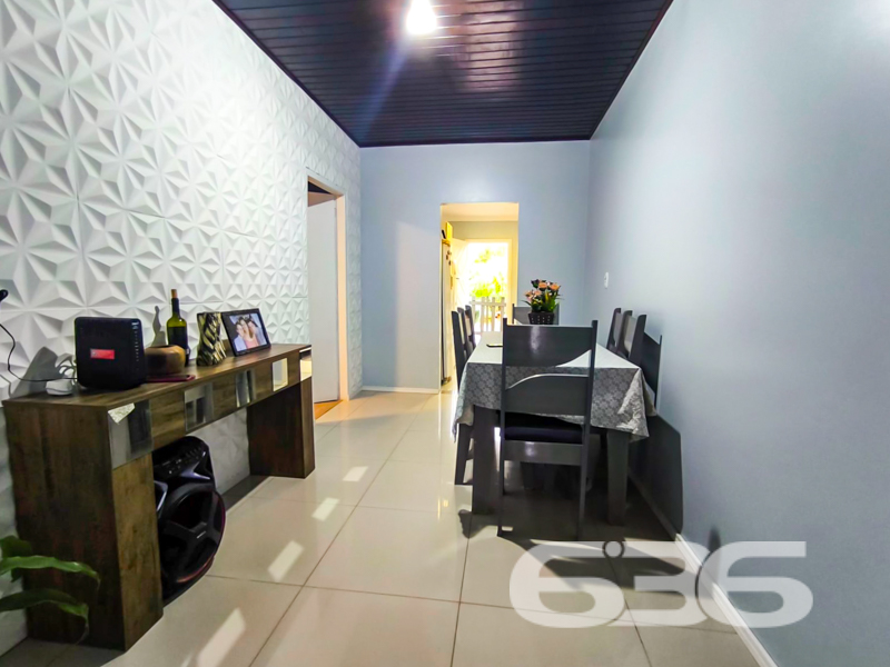Residência térrea à venda no bairro Comasa – Joinville/SC
Mais que uma casa, um verdadeiro lar para quem valoriza conforto, espaço e praticidade!

Apresentamos essa encantadora residência térrea, localizada em rua pavimentada no bairro Comasa, um dos pontos mais procurados por famílias que buscam tranquilidade e fácil acesso a comércios, escolas, transporte público, serviços essenciais e posto de saúde. Um imóvel que traduz funcionalidade com estilo!

Com 166m² de área construída em um terreno com 353,70m², esta casa oferece ambientes amplos, bem iluminados e uma estrutura sólida. A fachada apresenta acabamento em pedra natural e portão eletrônico, garantindo segurança e charme logo na entrada.

São 3 dormitórios confortáveis, uma sala de estar espaçosa, sala íntima e uma cozinha funcional com móveis planejados que permanecem no imóvel. A lavanderia é ampla e bem arejada, ideal para o dia a dia.

Os dois banheiros são maiores que o tradicional, proporcionando mais conforto. Na área externa, um verdadeiro convite ao lazer: área de festas com churrasqueira e decoração temática, além de um fogão a lenha que dá um toque especial para os momentos em família. A edícula agrega ainda mais valor e possibilidades ao imóvel.

A garagem coberta comporta 1 veículo, com espaço descoberto para mais. O quintal possui jardim e é totalmente murado com grades, garantindo segurança e privacidade. O imóvel também conta com ar-condicionado instalado e conexão de internet via fibra. Pet friendly e ideal para quem quer qualidade de vida!

Não perca essa excelente oportunidade de morar bem em Joinville. Entre em contato com a 636 Negócios Imobiliários e agende sua visita.
Porque só se constrói uma grande história em um grande lar.

Fale com um de nossos corretores e venha conhecer pessoalmente este imóvel especial!
 
636 NEGÓCIOS IMOBILIÁRIOS: A SUA MELHOR ESCOLHA
Com mais de 30 anos de experiência, a 636 Negócios Imobiliários é sua parceira ideal para encontrar o imóvel perfeito. Estamos prontos para ajudá-lo a fazer deste imóvel o seu novo lar.
 
Telefone: (47) 3451-0636
WhatsApp: (47) 99190-0636
 
Não perca esta oportunidade única. Visite nosso site para mais informações: i636.com.br