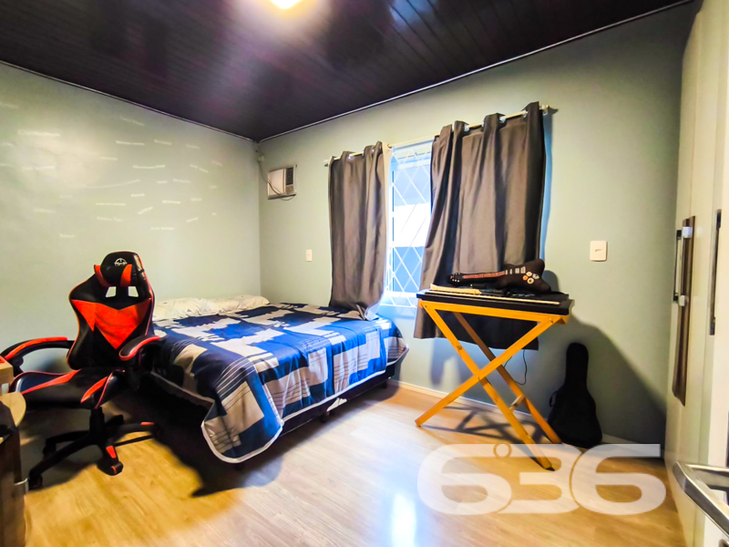 Residência térrea à venda no bairro Comasa – Joinville/SC
Mais que uma casa, um verdadeiro lar para quem valoriza conforto, espaço e praticidade!

Apresentamos essa encantadora residência térrea, localizada em rua pavimentada no bairro Comasa, um dos pontos mais procurados por famílias que buscam tranquilidade e fácil acesso a comércios, escolas, transporte público, serviços essenciais e posto de saúde. Um imóvel que traduz funcionalidade com estilo!

Com 166m² de área construída em um terreno com 353,70m², esta casa oferece ambientes amplos, bem iluminados e uma estrutura sólida. A fachada apresenta acabamento em pedra natural e portão eletrônico, garantindo segurança e charme logo na entrada.

São 3 dormitórios confortáveis, uma sala de estar espaçosa, sala íntima e uma cozinha funcional com móveis planejados que permanecem no imóvel. A lavanderia é ampla e bem arejada, ideal para o dia a dia.

Os dois banheiros são maiores que o tradicional, proporcionando mais conforto. Na área externa, um verdadeiro convite ao lazer: área de festas com churrasqueira e decoração temática, além de um fogão a lenha que dá um toque especial para os momentos em família. A edícula agrega ainda mais valor e possibilidades ao imóvel.

A garagem coberta comporta 1 veículo, com espaço descoberto para mais. O quintal possui jardim e é totalmente murado com grades, garantindo segurança e privacidade. O imóvel também conta com ar-condicionado instalado e conexão de internet via fibra. Pet friendly e ideal para quem quer qualidade de vida!

Não perca essa excelente oportunidade de morar bem em Joinville. Entre em contato com a 636 Negócios Imobiliários e agende sua visita.
Porque só se constrói uma grande história em um grande lar.

Fale com um de nossos corretores e venha conhecer pessoalmente este imóvel especial!
 
636 NEGÓCIOS IMOBILIÁRIOS: A SUA MELHOR ESCOLHA
Com mais de 30 anos de experiência, a 636 Negócios Imobiliários é sua parceira ideal para encontrar o imóvel perfeito. Estamos prontos para ajudá-lo a fazer deste imóvel o seu novo lar.
 
Telefone: (47) 3451-0636
WhatsApp: (47) 99190-0636
 
Não perca esta oportunidade única. Visite nosso site para mais informações: i636.com.br