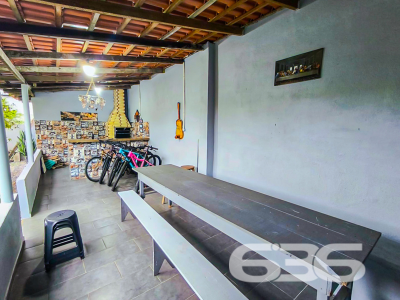 Residência térrea à venda no bairro Comasa – Joinville/SC
Mais que uma casa, um verdadeiro lar para quem valoriza conforto, espaço e praticidade!

Apresentamos essa encantadora residência térrea, localizada em rua pavimentada no bairro Comasa, um dos pontos mais procurados por famílias que buscam tranquilidade e fácil acesso a comércios, escolas, transporte público, serviços essenciais e posto de saúde. Um imóvel que traduz funcionalidade com estilo!

Com 166m² de área construída em um terreno com 353,70m², esta casa oferece ambientes amplos, bem iluminados e uma estrutura sólida. A fachada apresenta acabamento em pedra natural e portão eletrônico, garantindo segurança e charme logo na entrada.

São 3 dormitórios confortáveis, uma sala de estar espaçosa, sala íntima e uma cozinha funcional com móveis planejados que permanecem no imóvel. A lavanderia é ampla e bem arejada, ideal para o dia a dia.

Os dois banheiros são maiores que o tradicional, proporcionando mais conforto. Na área externa, um verdadeiro convite ao lazer: área de festas com churrasqueira e decoração temática, além de um fogão a lenha que dá um toque especial para os momentos em família. A edícula agrega ainda mais valor e possibilidades ao imóvel.

A garagem coberta comporta 1 veículo, com espaço descoberto para mais. O quintal possui jardim e é totalmente murado com grades, garantindo segurança e privacidade. O imóvel também conta com ar-condicionado instalado e conexão de internet via fibra. Pet friendly e ideal para quem quer qualidade de vida!

Não perca essa excelente oportunidade de morar bem em Joinville. Entre em contato com a 636 Negócios Imobiliários e agende sua visita.
Porque só se constrói uma grande história em um grande lar.

Fale com um de nossos corretores e venha conhecer pessoalmente este imóvel especial!
 
636 NEGÓCIOS IMOBILIÁRIOS: A SUA MELHOR ESCOLHA
Com mais de 30 anos de experiência, a 636 Negócios Imobiliários é sua parceira ideal para encontrar o imóvel perfeito. Estamos prontos para ajudá-lo a fazer deste imóvel o seu novo lar.
 
Telefone: (47) 3451-0636
WhatsApp: (47) 99190-0636
 
Não perca esta oportunidade única. Visite nosso site para mais informações: i636.com.br