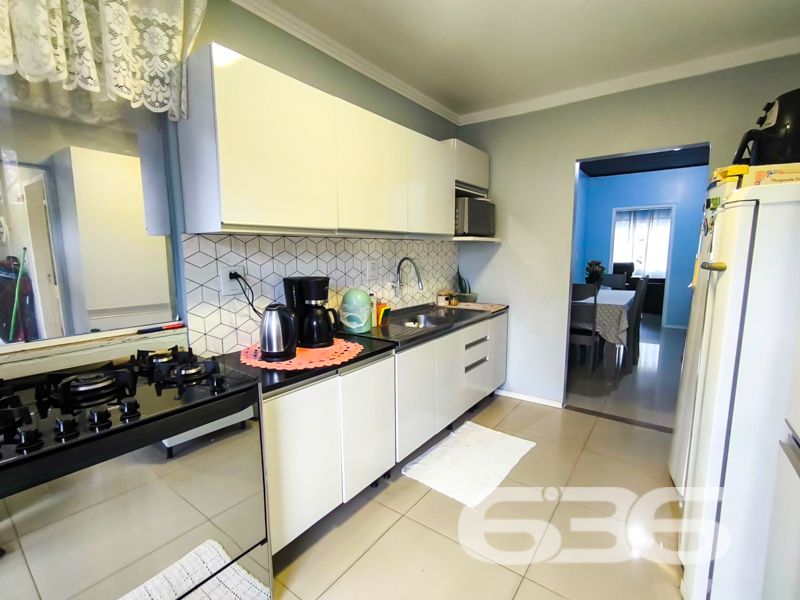Residência térrea à venda no bairro Comasa – Joinville/SC
Mais que uma casa, um verdadeiro lar para quem valoriza conforto, espaço e praticidade!

Apresentamos essa encantadora residência térrea, localizada em rua pavimentada no bairro Comasa, um dos pontos mais procurados por famílias que buscam tranquilidade e fácil acesso a comércios, escolas, transporte público, serviços essenciais e posto de saúde. Um imóvel que traduz funcionalidade com estilo!

Com 166m² de área construída em um terreno com 353,70m², esta casa oferece ambientes amplos, bem iluminados e uma estrutura sólida. A fachada apresenta acabamento em pedra natural e portão eletrônico, garantindo segurança e charme logo na entrada.

São 3 dormitórios confortáveis, uma sala de estar espaçosa, sala íntima e uma cozinha funcional com móveis planejados que permanecem no imóvel. A lavanderia é ampla e bem arejada, ideal para o dia a dia.

Os dois banheiros são maiores que o tradicional, proporcionando mais conforto. Na área externa, um verdadeiro convite ao lazer: área de festas com churrasqueira e decoração temática, além de um fogão a lenha que dá um toque especial para os momentos em família. A edícula agrega ainda mais valor e possibilidades ao imóvel.

A garagem coberta comporta 1 veículo, com espaço descoberto para mais. O quintal possui jardim e é totalmente murado com grades, garantindo segurança e privacidade. O imóvel também conta com ar-condicionado instalado e conexão de internet via fibra. Pet friendly e ideal para quem quer qualidade de vida!

Não perca essa excelente oportunidade de morar bem em Joinville. Entre em contato com a 636 Negócios Imobiliários e agende sua visita.
Porque só se constrói uma grande história em um grande lar.

Fale com um de nossos corretores e venha conhecer pessoalmente este imóvel especial!
 
636 NEGÓCIOS IMOBILIÁRIOS: A SUA MELHOR ESCOLHA
Com mais de 30 anos de experiência, a 636 Negócios Imobiliários é sua parceira ideal para encontrar o imóvel perfeito. Estamos prontos para ajudá-lo a fazer deste imóvel o seu novo lar.
 
Telefone: (47) 3451-0636
WhatsApp: (47) 99190-0636
 
Não perca esta oportunidade única. Visite nosso site para mais informações: i636.com.br