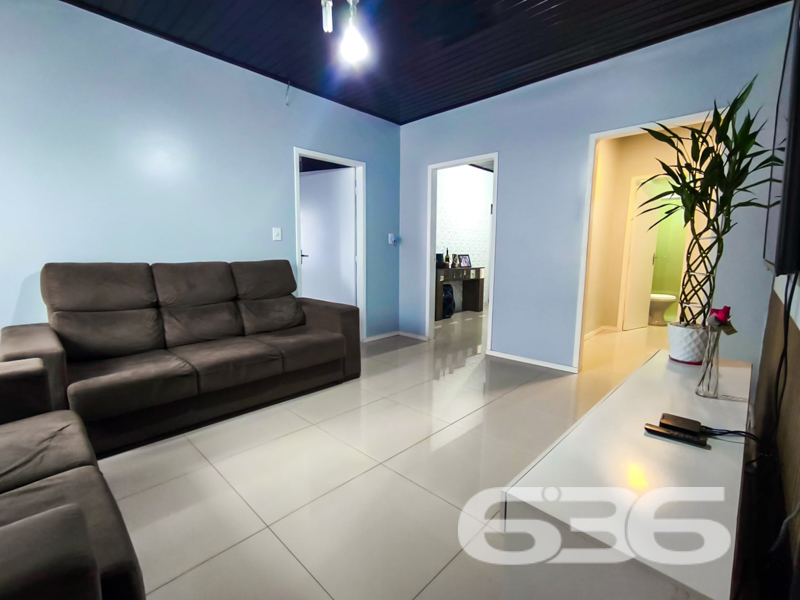Residência térrea à venda no bairro Comasa – Joinville/SC
Mais que uma casa, um verdadeiro lar para quem valoriza conforto, espaço e praticidade!

Apresentamos essa encantadora residência térrea, localizada em rua pavimentada no bairro Comasa, um dos pontos mais procurados por famílias que buscam tranquilidade e fácil acesso a comércios, escolas, transporte público, serviços essenciais e posto de saúde. Um imóvel que traduz funcionalidade com estilo!

Com 166m² de área construída em um terreno com 353,70m², esta casa oferece ambientes amplos, bem iluminados e uma estrutura sólida. A fachada apresenta acabamento em pedra natural e portão eletrônico, garantindo segurança e charme logo na entrada.

São 3 dormitórios confortáveis, uma sala de estar espaçosa, sala íntima e uma cozinha funcional com móveis planejados que permanecem no imóvel. A lavanderia é ampla e bem arejada, ideal para o dia a dia.

Os dois banheiros são maiores que o tradicional, proporcionando mais conforto. Na área externa, um verdadeiro convite ao lazer: área de festas com churrasqueira e decoração temática, além de um fogão a lenha que dá um toque especial para os momentos em família. A edícula agrega ainda mais valor e possibilidades ao imóvel.

A garagem coberta comporta 1 veículo, com espaço descoberto para mais. O quintal possui jardim e é totalmente murado com grades, garantindo segurança e privacidade. O imóvel também conta com ar-condicionado instalado e conexão de internet via fibra. Pet friendly e ideal para quem quer qualidade de vida!

Não perca essa excelente oportunidade de morar bem em Joinville. Entre em contato com a 636 Negócios Imobiliários e agende sua visita.
Porque só se constrói uma grande história em um grande lar.

Fale com um de nossos corretores e venha conhecer pessoalmente este imóvel especial!
 
636 NEGÓCIOS IMOBILIÁRIOS: A SUA MELHOR ESCOLHA
Com mais de 30 anos de experiência, a 636 Negócios Imobiliários é sua parceira ideal para encontrar o imóvel perfeito. Estamos prontos para ajudá-lo a fazer deste imóvel o seu novo lar.
 
Telefone: (47) 3451-0636
WhatsApp: (47) 99190-0636
 
Não perca esta oportunidade única. Visite nosso site para mais informações: i636.com.br
