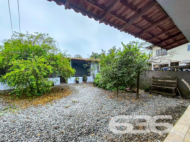 Residência térrea à venda no bairro Comasa – Joinville/SC
Mais que uma casa, um verdadeiro lar para quem valoriza conforto, espaço e praticidade!

Apresentamos essa encantadora residência térrea, localizada em rua pavimentada no bairro Comasa, um dos pontos mais procurados por famílias que buscam tranquilidade e fácil acesso a comércios, escolas, transporte público, serviços essenciais e posto de saúde. Um imóvel que traduz funcionalidade com estilo!

Com 166m² de área construída em um terreno com 353,70m², esta casa oferece ambientes amplos, bem iluminados e uma estrutura sólida. A fachada apresenta acabamento em pedra natural e portão eletrônico, garantindo segurança e charme logo na entrada.

São 3 dormitórios confortáveis, uma sala de estar espaçosa, sala íntima e uma cozinha funcional com móveis planejados que permanecem no imóvel. A lavanderia é ampla e bem arejada, ideal para o dia a dia.

Os dois banheiros são maiores que o tradicional, proporcionando mais conforto. Na área externa, um verdadeiro convite ao lazer: área de festas com churrasqueira e decoração temática, além de um fogão a lenha que dá um toque especial para os momentos em família. A edícula agrega ainda mais valor e possibilidades ao imóvel.

A garagem coberta comporta 1 veículo, com espaço descoberto para mais. O quintal possui jardim e é totalmente murado com grades, garantindo segurança e privacidade. O imóvel também conta com ar-condicionado instalado e conexão de internet via fibra. Pet friendly e ideal para quem quer qualidade de vida!

Não perca essa excelente oportunidade de morar bem em Joinville. Entre em contato com a 636 Negócios Imobiliários e agende sua visita.
Porque só se constrói uma grande história em um grande lar.

Fale com um de nossos corretores e venha conhecer pessoalmente este imóvel especial!
 
636 NEGÓCIOS IMOBILIÁRIOS: A SUA MELHOR ESCOLHA
Com mais de 30 anos de experiência, a 636 Negócios Imobiliários é sua parceira ideal para encontrar o imóvel perfeito. Estamos prontos para ajudá-lo a fazer deste imóvel o seu novo lar.
 
Telefone: (47) 3451-0636
WhatsApp: (47) 99190-0636
 
Não perca esta oportunidade única. Visite nosso site para mais informações: i636.com.br
