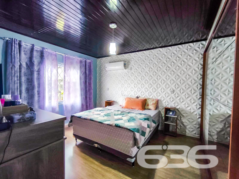 Residência térrea à venda no bairro Comasa – Joinville/SC
Mais que uma casa, um verdadeiro lar para quem valoriza conforto, espaço e praticidade!

Apresentamos essa encantadora residência térrea, localizada em rua pavimentada no bairro Comasa, um dos pontos mais procurados por famílias que buscam tranquilidade e fácil acesso a comércios, escolas, transporte público, serviços essenciais e posto de saúde. Um imóvel que traduz funcionalidade com estilo!

Com 166m² de área construída em um terreno com 353,70m², esta casa oferece ambientes amplos, bem iluminados e uma estrutura sólida. A fachada apresenta acabamento em pedra natural e portão eletrônico, garantindo segurança e charme logo na entrada.

São 3 dormitórios confortáveis, uma sala de estar espaçosa, sala íntima e uma cozinha funcional com móveis planejados que permanecem no imóvel. A lavanderia é ampla e bem arejada, ideal para o dia a dia.

Os dois banheiros são maiores que o tradicional, proporcionando mais conforto. Na área externa, um verdadeiro convite ao lazer: área de festas com churrasqueira e decoração temática, além de um fogão a lenha que dá um toque especial para os momentos em família. A edícula agrega ainda mais valor e possibilidades ao imóvel.

A garagem coberta comporta 1 veículo, com espaço descoberto para mais. O quintal possui jardim e é totalmente murado com grades, garantindo segurança e privacidade. O imóvel também conta com ar-condicionado instalado e conexão de internet via fibra. Pet friendly e ideal para quem quer qualidade de vida!

Não perca essa excelente oportunidade de morar bem em Joinville. Entre em contato com a 636 Negócios Imobiliários e agende sua visita.
Porque só se constrói uma grande história em um grande lar.

Fale com um de nossos corretores e venha conhecer pessoalmente este imóvel especial!
 
636 NEGÓCIOS IMOBILIÁRIOS: A SUA MELHOR ESCOLHA
Com mais de 30 anos de experiência, a 636 Negócios Imobiliários é sua parceira ideal para encontrar o imóvel perfeito. Estamos prontos para ajudá-lo a fazer deste imóvel o seu novo lar.
 
Telefone: (47) 3451-0636
WhatsApp: (47) 99190-0636
 
Não perca esta oportunidade única. Visite nosso site para mais informações: i636.com.br