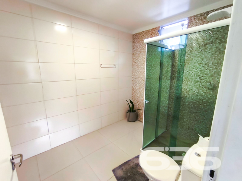 Residência térrea à venda no bairro Comasa – Joinville/SC
Mais que uma casa, um verdadeiro lar para quem valoriza conforto, espaço e praticidade!

Apresentamos essa encantadora residência térrea, localizada em rua pavimentada no bairro Comasa, um dos pontos mais procurados por famílias que buscam tranquilidade e fácil acesso a comércios, escolas, transporte público, serviços essenciais e posto de saúde. Um imóvel que traduz funcionalidade com estilo!

Com 166m² de área construída em um terreno com 353,70m², esta casa oferece ambientes amplos, bem iluminados e uma estrutura sólida. A fachada apresenta acabamento em pedra natural e portão eletrônico, garantindo segurança e charme logo na entrada.

São 3 dormitórios confortáveis, uma sala de estar espaçosa, sala íntima e uma cozinha funcional com móveis planejados que permanecem no imóvel. A lavanderia é ampla e bem arejada, ideal para o dia a dia.

Os dois banheiros são maiores que o tradicional, proporcionando mais conforto. Na área externa, um verdadeiro convite ao lazer: área de festas com churrasqueira e decoração temática, além de um fogão a lenha que dá um toque especial para os momentos em família. A edícula agrega ainda mais valor e possibilidades ao imóvel.

A garagem coberta comporta 1 veículo, com espaço descoberto para mais. O quintal possui jardim e é totalmente murado com grades, garantindo segurança e privacidade. O imóvel também conta com ar-condicionado instalado e conexão de internet via fibra. Pet friendly e ideal para quem quer qualidade de vida!

Não perca essa excelente oportunidade de morar bem em Joinville. Entre em contato com a 636 Negócios Imobiliários e agende sua visita.
Porque só se constrói uma grande história em um grande lar.

Fale com um de nossos corretores e venha conhecer pessoalmente este imóvel especial!
 
636 NEGÓCIOS IMOBILIÁRIOS: A SUA MELHOR ESCOLHA
Com mais de 30 anos de experiência, a 636 Negócios Imobiliários é sua parceira ideal para encontrar o imóvel perfeito. Estamos prontos para ajudá-lo a fazer deste imóvel o seu novo lar.
 
Telefone: (47) 3451-0636
WhatsApp: (47) 99190-0636
 
Não perca esta oportunidade única. Visite nosso site para mais informações: i636.com.br