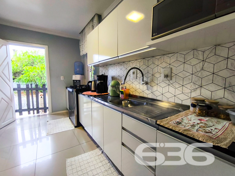 Residência térrea à venda no bairro Comasa – Joinville/SC
Mais que uma casa, um verdadeiro lar para quem valoriza conforto, espaço e praticidade!

Apresentamos essa encantadora residência térrea, localizada em rua pavimentada no bairro Comasa, um dos pontos mais procurados por famílias que buscam tranquilidade e fácil acesso a comércios, escolas, transporte público, serviços essenciais e posto de saúde. Um imóvel que traduz funcionalidade com estilo!

Com 166m² de área construída em um terreno com 353,70m², esta casa oferece ambientes amplos, bem iluminados e uma estrutura sólida. A fachada apresenta acabamento em pedra natural e portão eletrônico, garantindo segurança e charme logo na entrada.

São 3 dormitórios confortáveis, uma sala de estar espaçosa, sala íntima e uma cozinha funcional com móveis planejados que permanecem no imóvel. A lavanderia é ampla e bem arejada, ideal para o dia a dia.

Os dois banheiros são maiores que o tradicional, proporcionando mais conforto. Na área externa, um verdadeiro convite ao lazer: área de festas com churrasqueira e decoração temática, além de um fogão a lenha que dá um toque especial para os momentos em família. A edícula agrega ainda mais valor e possibilidades ao imóvel.

A garagem coberta comporta 1 veículo, com espaço descoberto para mais. O quintal possui jardim e é totalmente murado com grades, garantindo segurança e privacidade. O imóvel também conta com ar-condicionado instalado e conexão de internet via fibra. Pet friendly e ideal para quem quer qualidade de vida!

Não perca essa excelente oportunidade de morar bem em Joinville. Entre em contato com a 636 Negócios Imobiliários e agende sua visita.
Porque só se constrói uma grande história em um grande lar.

Fale com um de nossos corretores e venha conhecer pessoalmente este imóvel especial!
 
636 NEGÓCIOS IMOBILIÁRIOS: A SUA MELHOR ESCOLHA
Com mais de 30 anos de experiência, a 636 Negócios Imobiliários é sua parceira ideal para encontrar o imóvel perfeito. Estamos prontos para ajudá-lo a fazer deste imóvel o seu novo lar.
 
Telefone: (47) 3451-0636
WhatsApp: (47) 99190-0636
 
Não perca esta oportunidade única. Visite nosso site para mais informações: i636.com.br