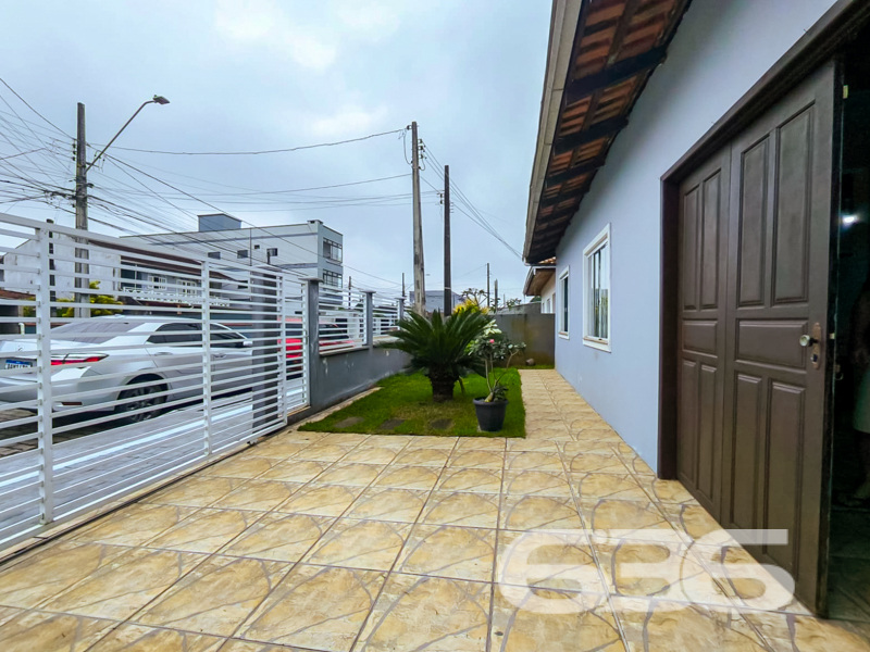 Residência térrea à venda no bairro Comasa – Joinville/SC
Mais que uma casa, um verdadeiro lar para quem valoriza conforto, espaço e praticidade!

Apresentamos essa encantadora residência térrea, localizada em rua pavimentada no bairro Comasa, um dos pontos mais procurados por famílias que buscam tranquilidade e fácil acesso a comércios, escolas, transporte público, serviços essenciais e posto de saúde. Um imóvel que traduz funcionalidade com estilo!

Com 166m² de área construída em um terreno com 353,70m², esta casa oferece ambientes amplos, bem iluminados e uma estrutura sólida. A fachada apresenta acabamento em pedra natural e portão eletrônico, garantindo segurança e charme logo na entrada.

São 3 dormitórios confortáveis, uma sala de estar espaçosa, sala íntima e uma cozinha funcional com móveis planejados que permanecem no imóvel. A lavanderia é ampla e bem arejada, ideal para o dia a dia.

Os dois banheiros são maiores que o tradicional, proporcionando mais conforto. Na área externa, um verdadeiro convite ao lazer: área de festas com churrasqueira e decoração temática, além de um fogão a lenha que dá um toque especial para os momentos em família. A edícula agrega ainda mais valor e possibilidades ao imóvel.

A garagem coberta comporta 1 veículo, com espaço descoberto para mais. O quintal possui jardim e é totalmente murado com grades, garantindo segurança e privacidade. O imóvel também conta com ar-condicionado instalado e conexão de internet via fibra. Pet friendly e ideal para quem quer qualidade de vida!

Não perca essa excelente oportunidade de morar bem em Joinville. Entre em contato com a 636 Negócios Imobiliários e agende sua visita.
Porque só se constrói uma grande história em um grande lar.

Fale com um de nossos corretores e venha conhecer pessoalmente este imóvel especial!
 
636 NEGÓCIOS IMOBILIÁRIOS: A SUA MELHOR ESCOLHA
Com mais de 30 anos de experiência, a 636 Negócios Imobiliários é sua parceira ideal para encontrar o imóvel perfeito. Estamos prontos para ajudá-lo a fazer deste imóvel o seu novo lar.
 
Telefone: (47) 3451-0636
WhatsApp: (47) 99190-0636
 
Não perca esta oportunidade única. Visite nosso site para mais informações: i636.com.br