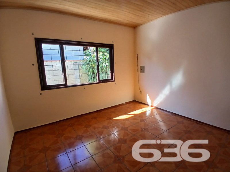 Seu novo lar no coração do Costa e Silva está aqui!

Apresentamos uma excelente oportunidade para quem busca morar bem, com conforto, espaço e uma localização privilegiada em Joinville/SC. Esta charmosa residência térrea padrão, construída em terreno de esquina com 502,26m², oferece 115,91m² de área.

Ao entrar, você é recebido por uma ampla sala de estar com excelente iluminação natural, ideal para momentos em família. São 3 dormitórios bem distribuídos, com janelas generosas que permitem ventilação cruzada e iluminação durante todo o dia.

A residência conta ainda com banheiro social, lavanderia separada e garagem coberta e descoberta com capacidade para até 4 veículos. O amplo terreno permite a criação de um jardim, instalação de área de festas ou até mesmo a ampliação da casa, valorizando ainda mais seu investimento.

Totalmente murado, com portão eletrônico e estrutura para internet via fibra óptica, o imóvel oferece segurança, comodidade e praticidade. E se você tem pets, saiba que aqui eles são muito bem-vindos.

Localizada em rua pavimentada, com fácil acesso a transporte público, escolas, supermercados, hospitais e demais serviços essenciais, essa residência proporciona qualidade de vida e facilidade para você e sua família.

Agende uma visita com um dos corretores da 636 Negócios Imobiliários e descubra por que há mais de 30 anos somos referência em mediação imobiliária com segurança, transparência e excelência técnica.
 
636 NEGÓCIOS IMOBILIÁRIOS: A SUA MELHOR ESCOLHA
Com mais de 30 anos de experiência, a 636 Negócios Imobiliários é sua parceira ideal para encontrar o imóvel perfeito. Estamos prontos para ajudá-lo a fazer deste imóvel o seu novo lar.
 
Telefone: (47) 3451-0636
WhatsApp: (47) 99190-0636
 
Não perca esta oportunidade única. Visite nosso site para mais informações: i636.com.br